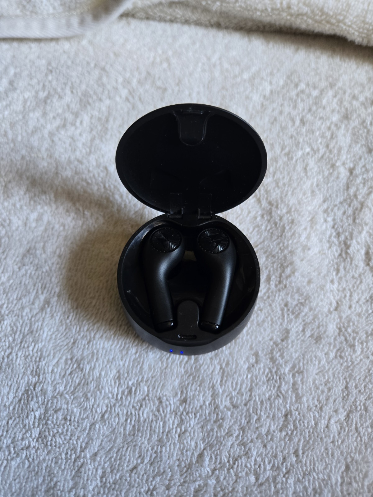 Motorola SH022 Wireless Bluetooth Earbuds, In-Ear, Black, Charging Case