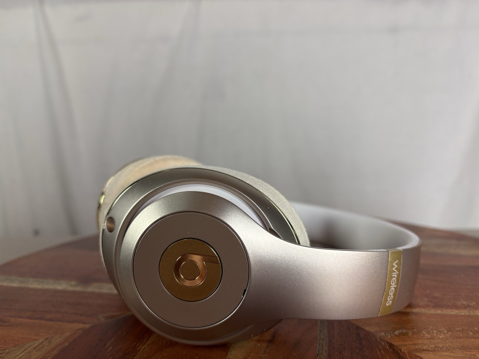 Dr Dre Beats Studio 2.0 Wireless Over Ear White Gold Headphones B0501 + Case