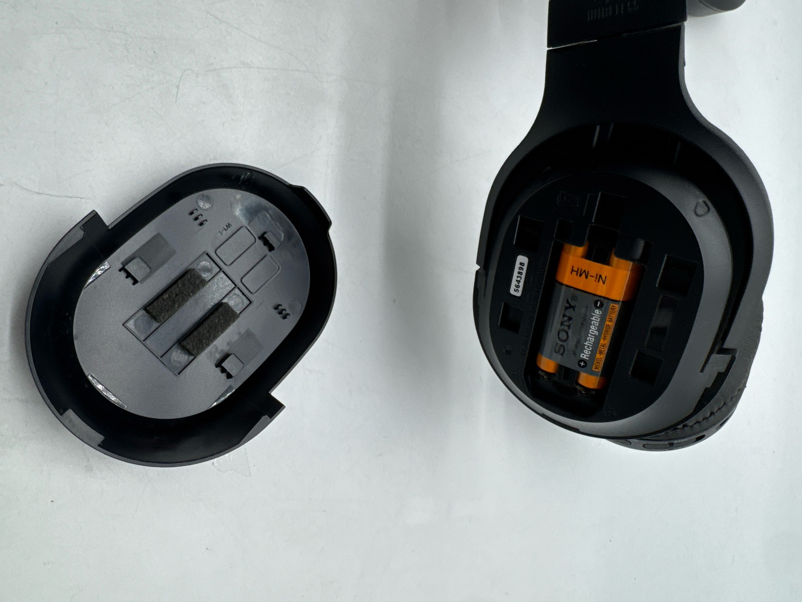 (BROKEN) Sony WH-RF400 Wireless Over-Ear Home Theater Headphones RF Black (5)