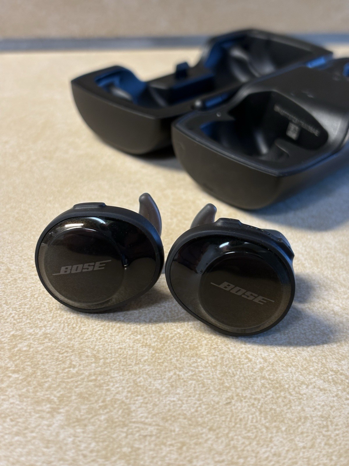 Bose 761529-0010 SoundSport Wireless in Ear Neckband Headphones For Parts As Is