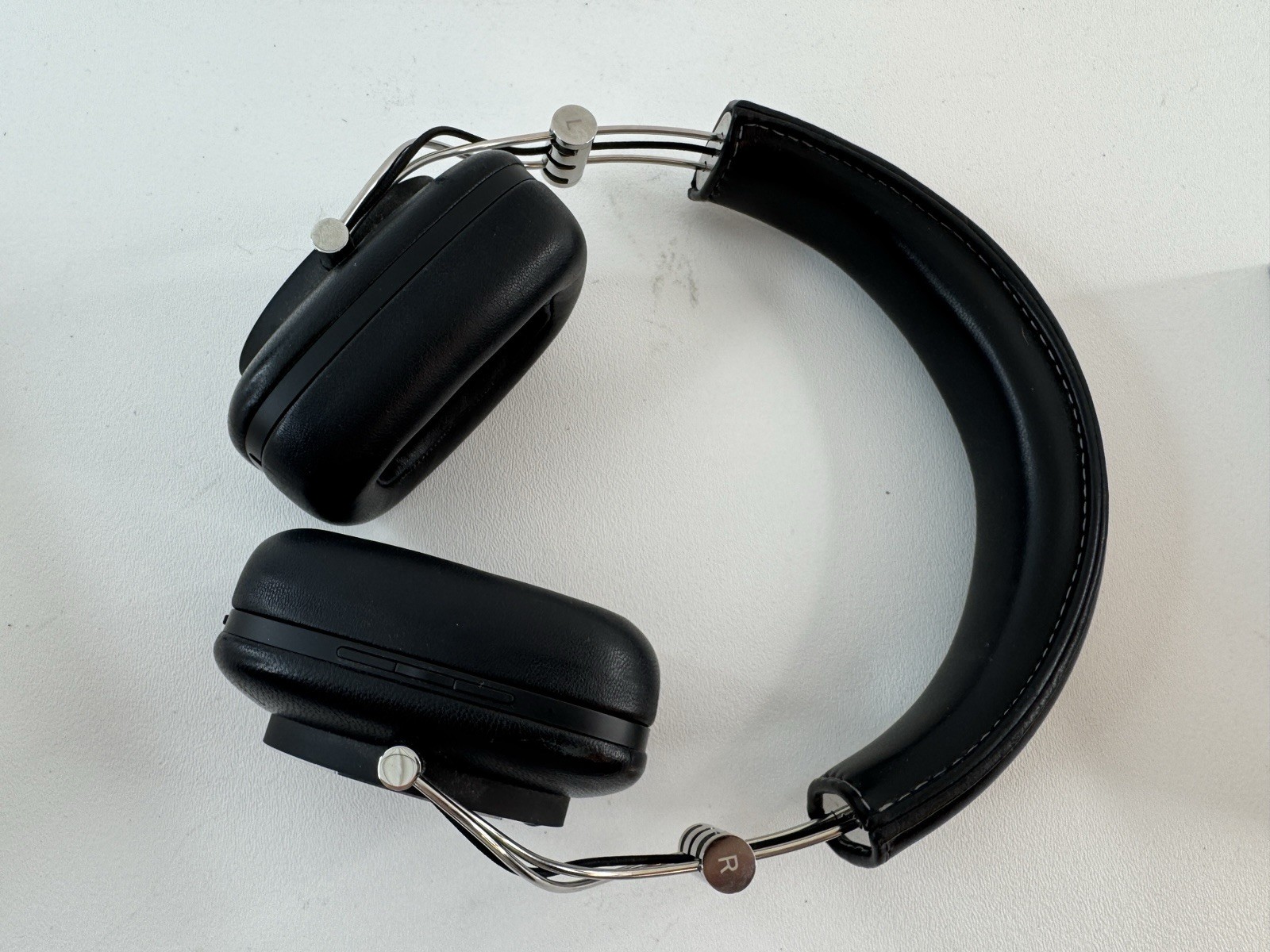 Bowers & Wilkins P7 Wireless Headphones – Excellent Condition w/ Carry Case