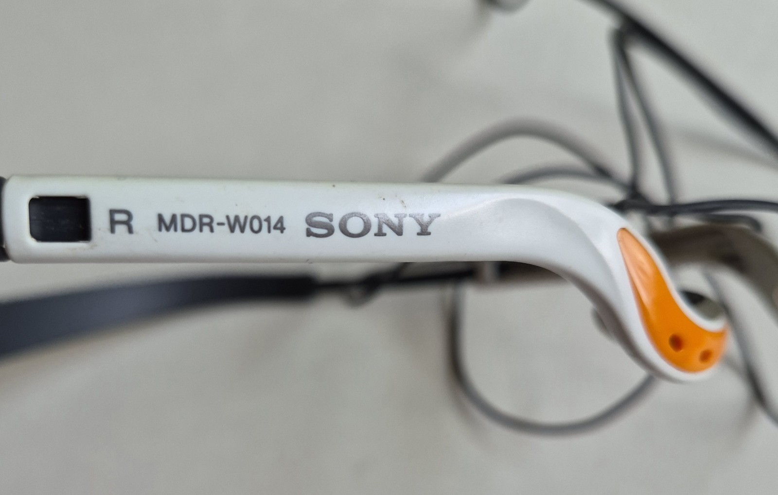 Retro Vintage Walkman Sony MDR-W014 Headphones Lightweight Orange/White Headband
