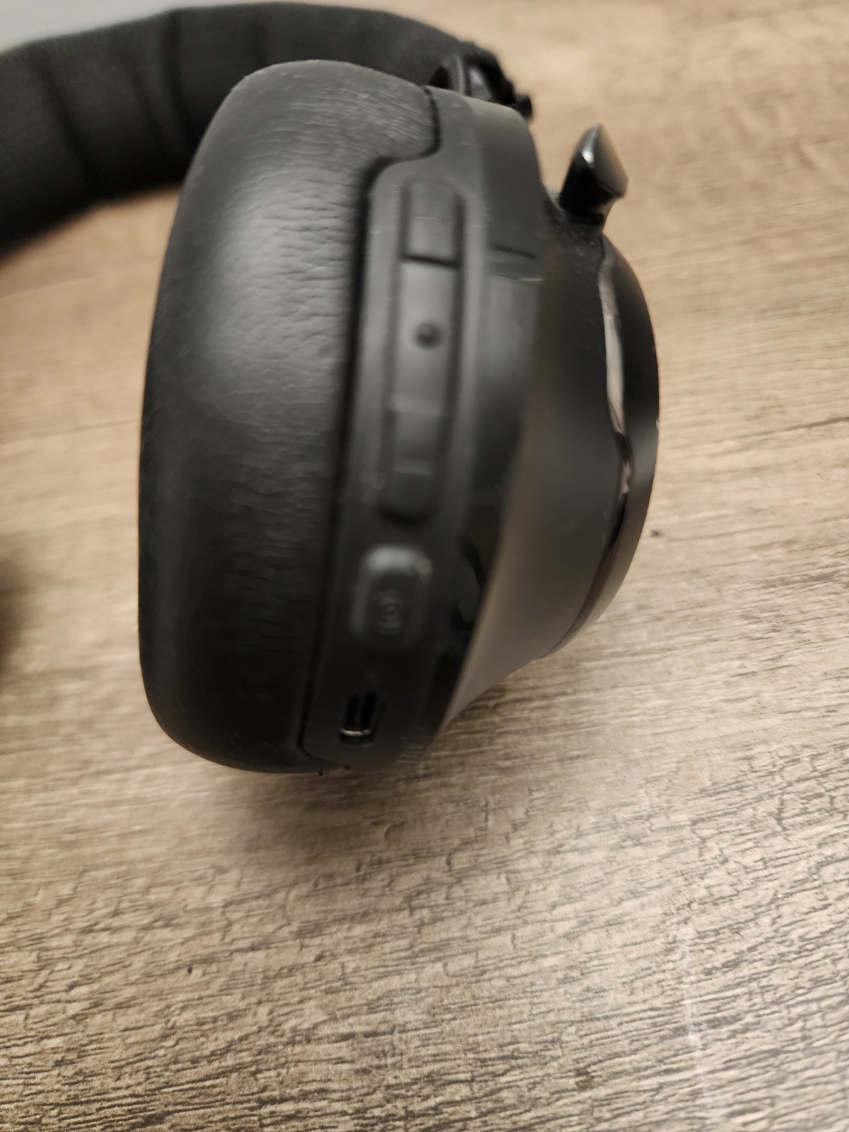 JBL Club 700BT Hi-Res Wireless On-Ear Headphones, produce a Great Sound