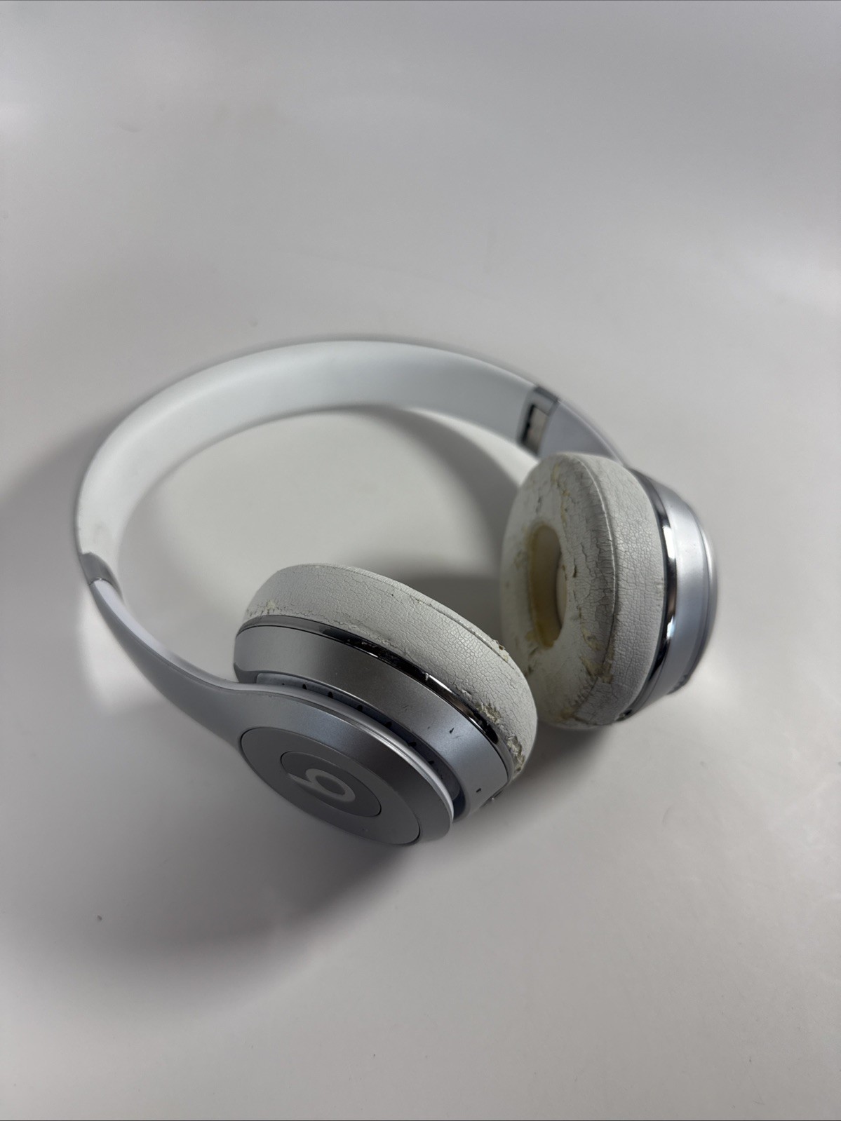 Beats by Dr. Dre Solo3 Wireless Headphones White Silver A1796 With Soft Case