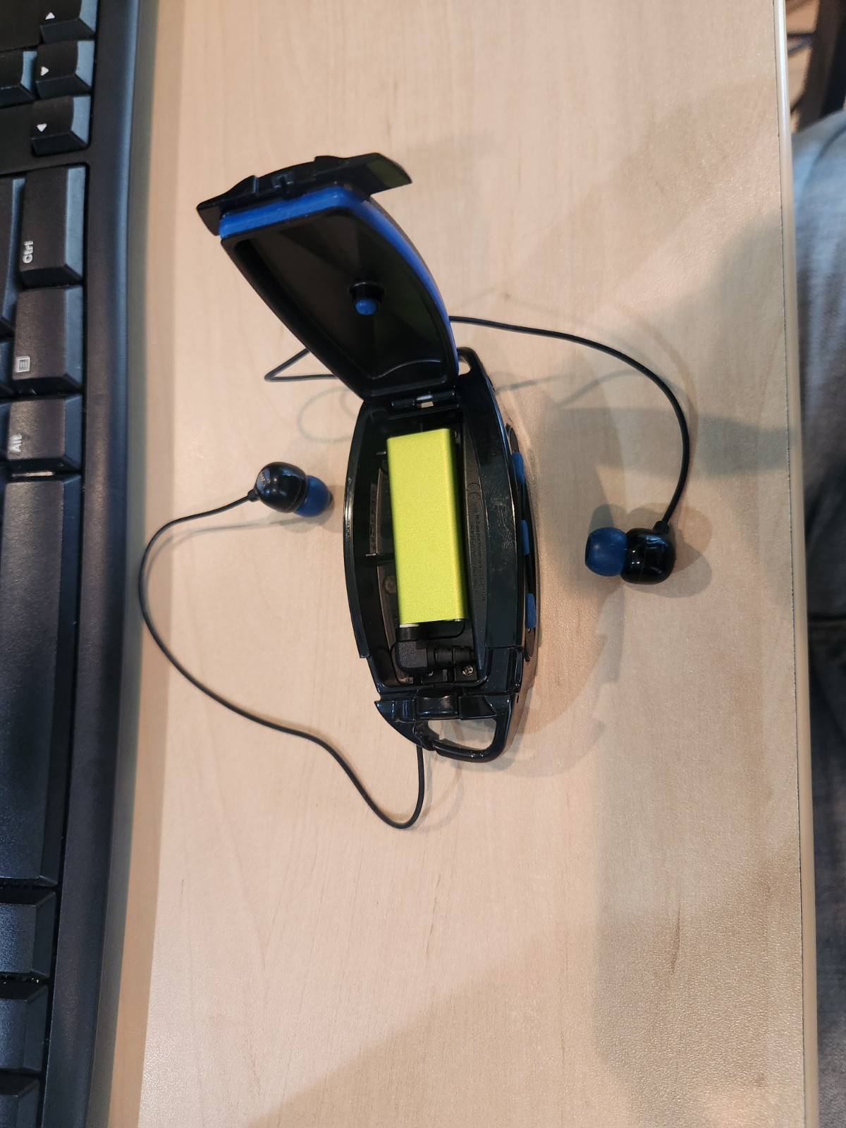 H20 Audio Interval Headset With Ipod Shuffle
