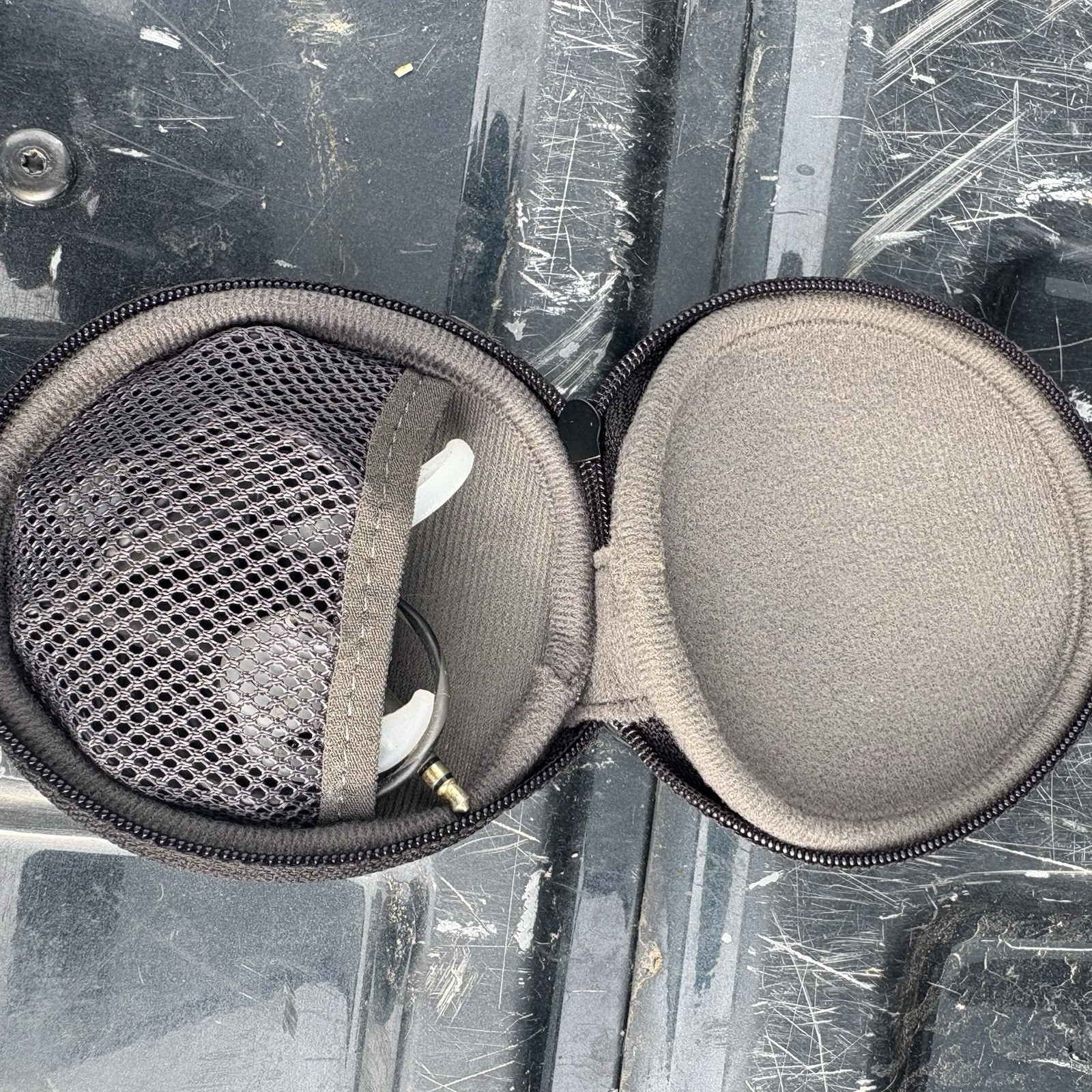 Bose Soundsport In-Ear Wired Earbuds 3.5mm Jack With Carrying Case (Read)