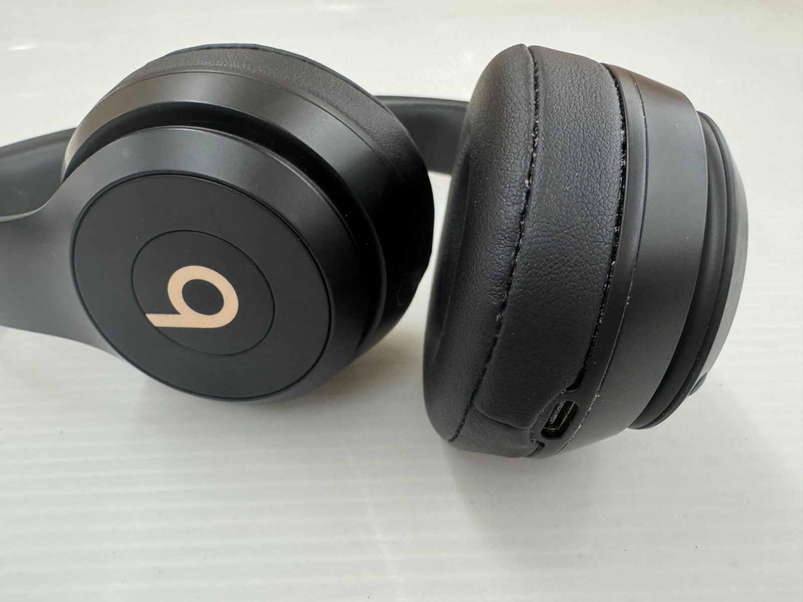 Beats Solo 4 Black and Gold