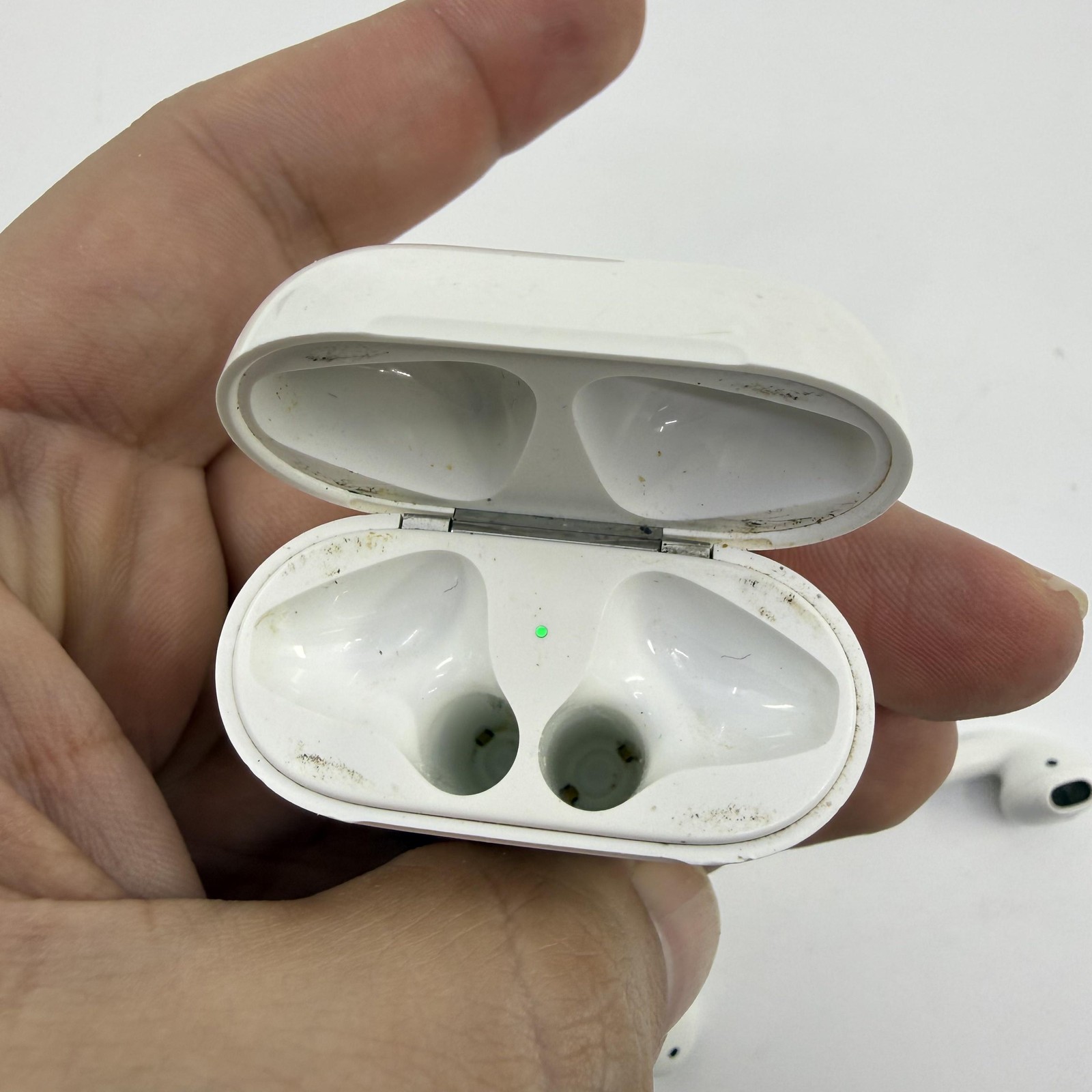 Apple AirPods A1602 EMC 2862 White Earbuds Charging Case Lightning Bluetooth*
