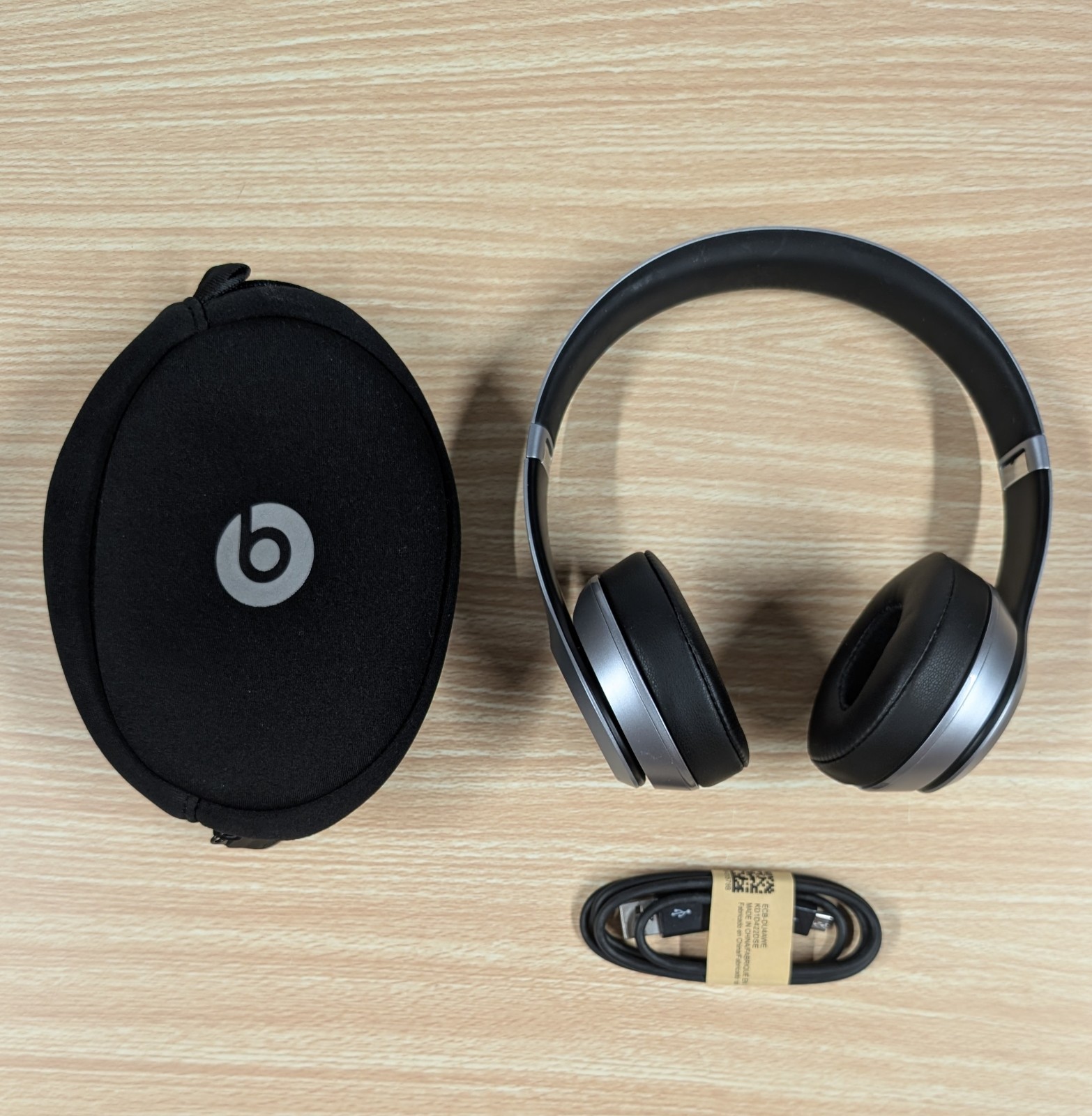 Beats by Dr. Dre Beats Solo2 Wireless On-Ear Headphones – Black Silver Case