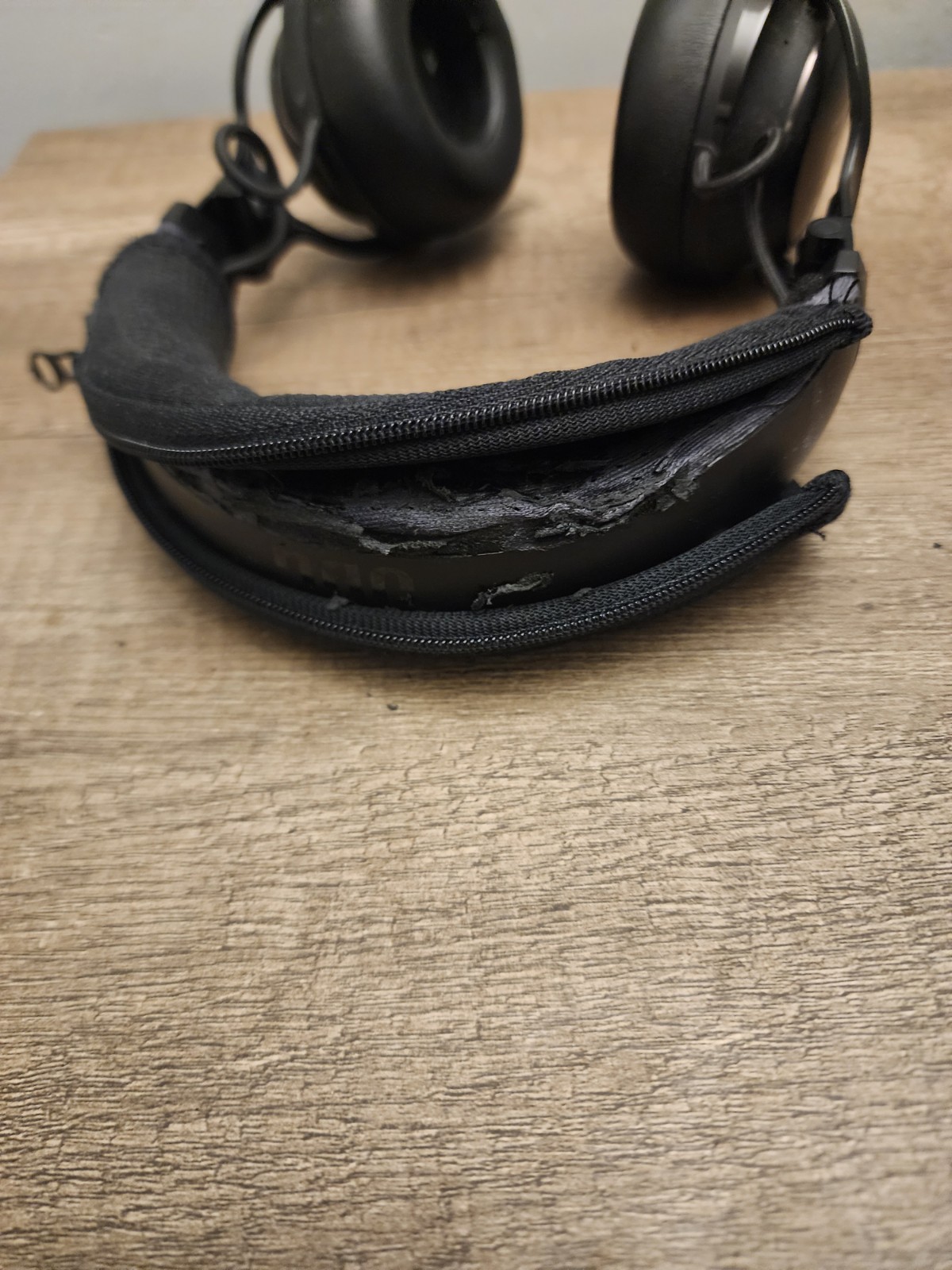 JBL Club 700BT Hi-Res Wireless On-Ear Headphones, produce a Great Sound