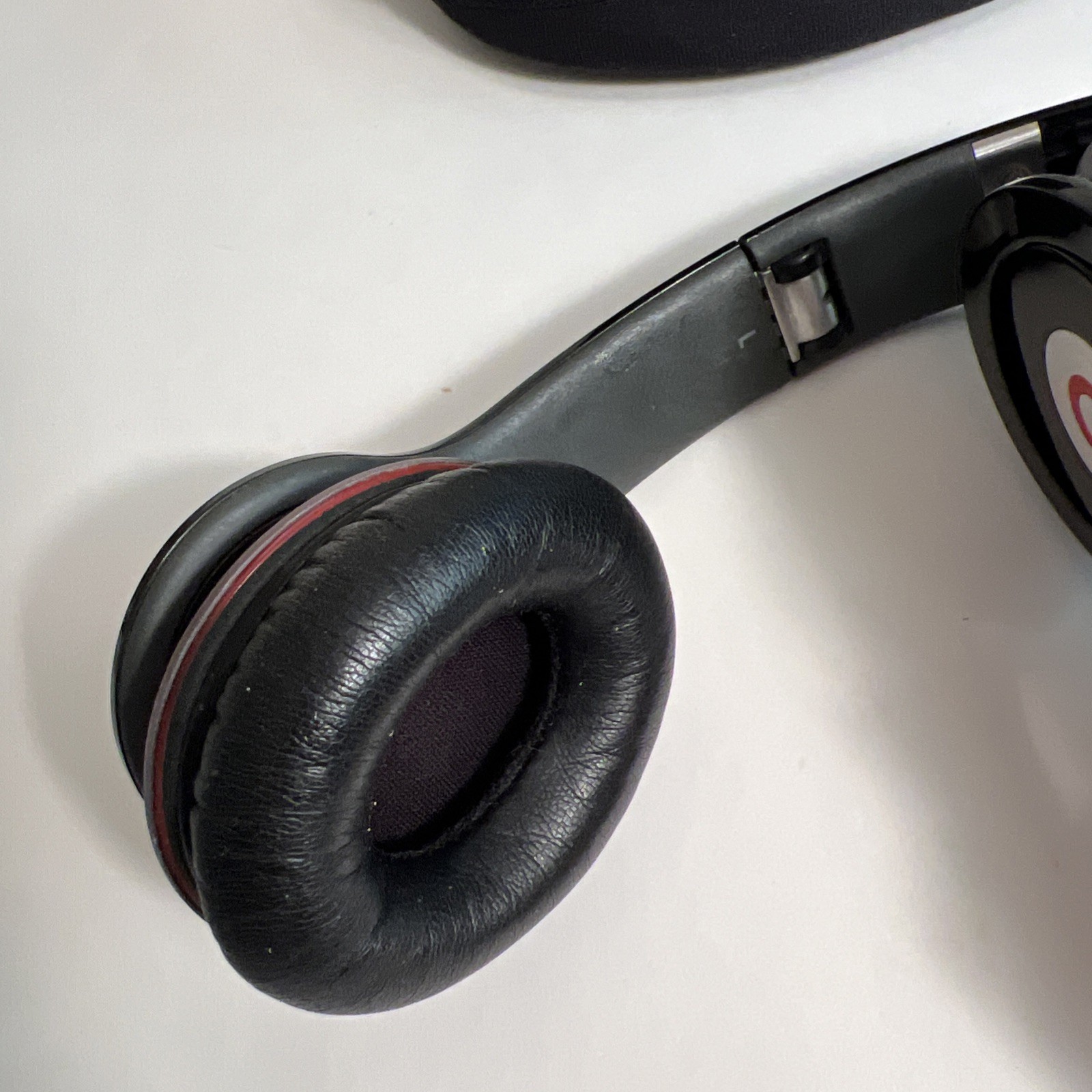Beats Dr Dre Solo HD Compact Folding Headset F2212 in Soft Zipper Pouch NO CORD