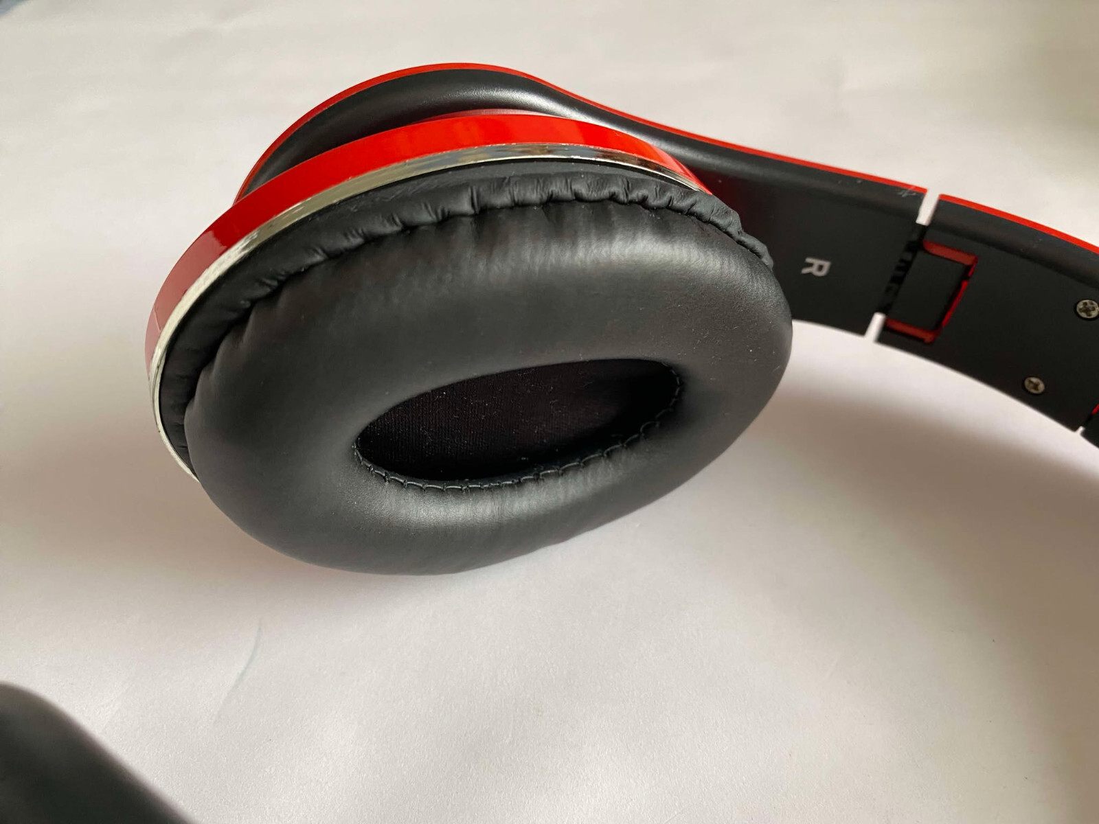 COBY RED HEADPHONES – Over the ear muff Soft Foldable wireless listen VERY GOOD