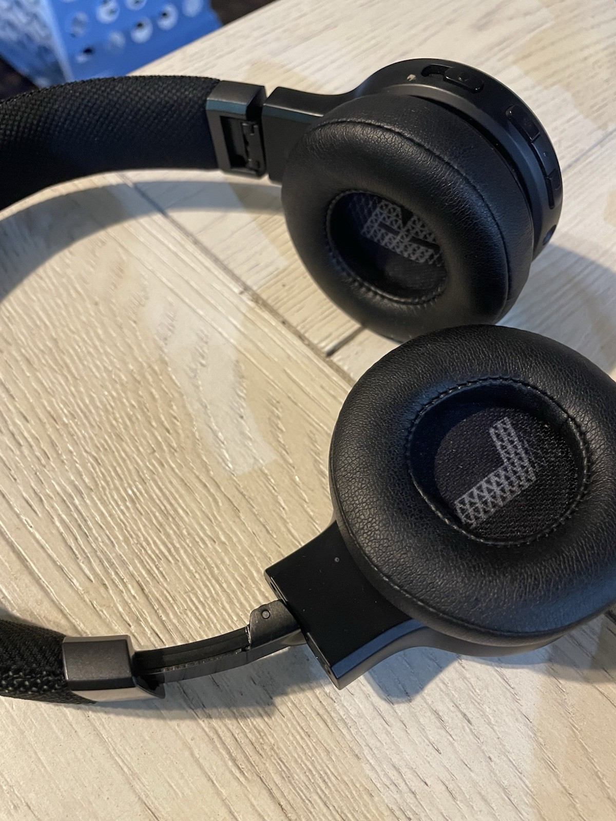 JBL Live 460NC Wireless On-Ear Noise-Cancelling Headphones – Black