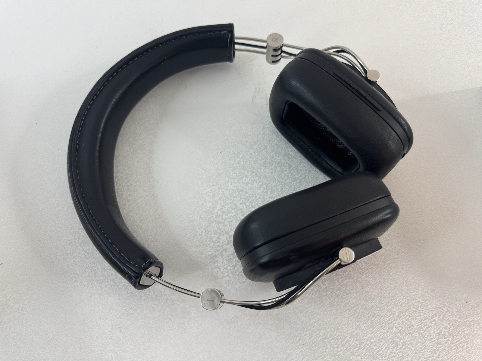 Bowers & Wilkins P7 Wireless Headphones – Excellent Condition w/ Carry Case