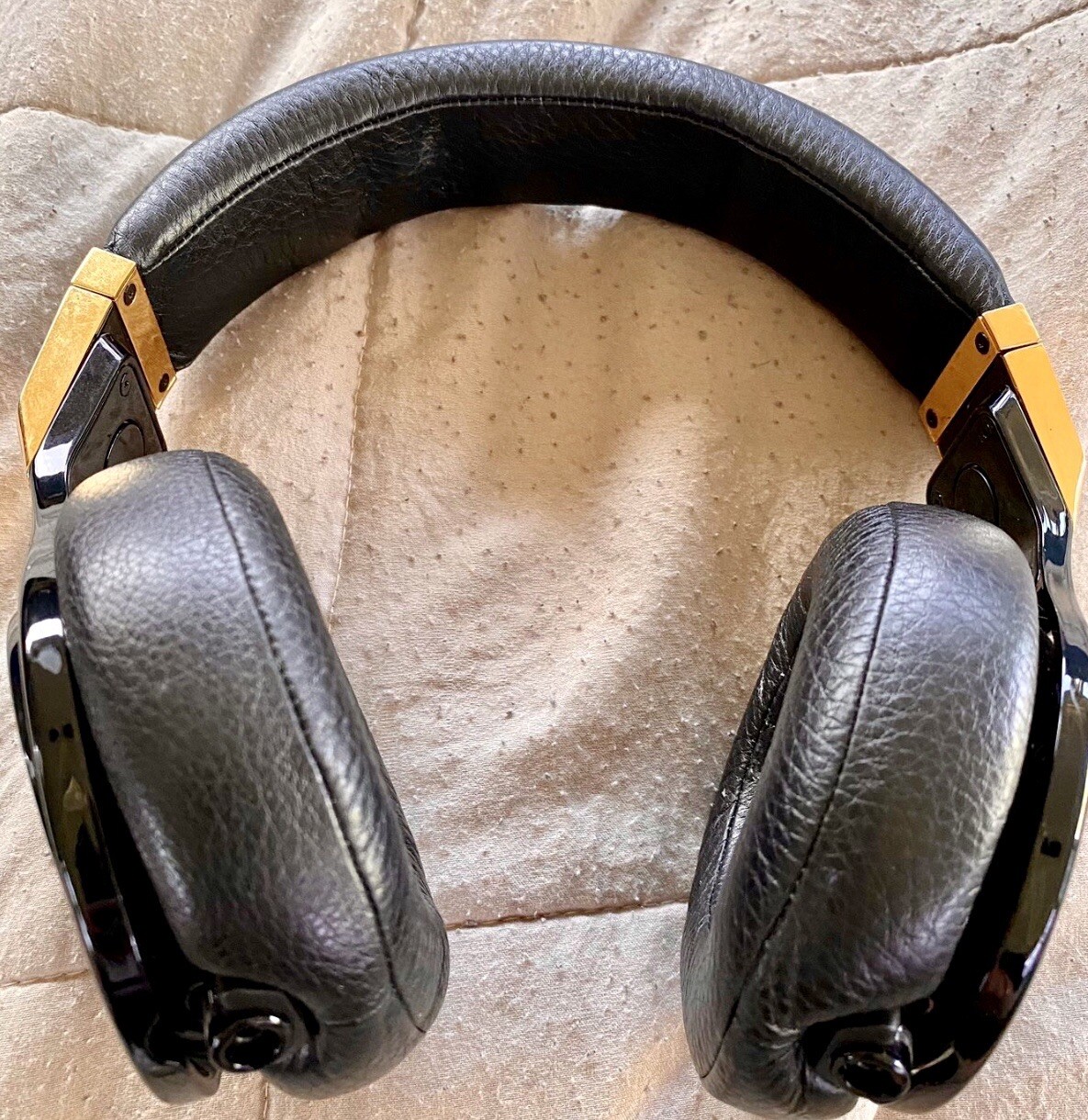 LIMITED EDITION BEATS 🎧 PRO CUSTOM MADE 24K GOLD AND JET GLOSSY BLACK 💪🔥