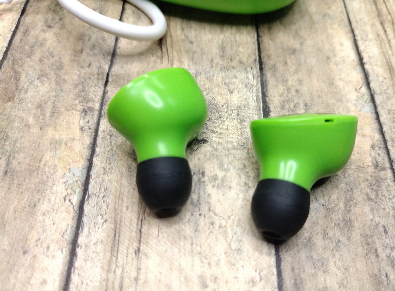 eKids Minecraft Wireless Earbuds Green with Charger and USB Cable Xi-B18MX EXv24