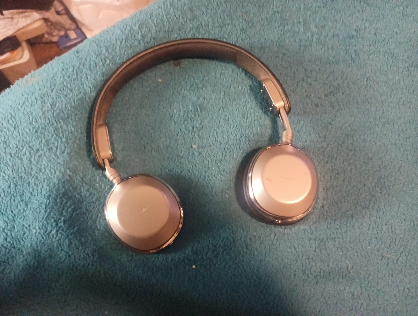 Shinola Detroit On-Ear Headphones Black Leather and Gloss Stainless Steel.. Tear