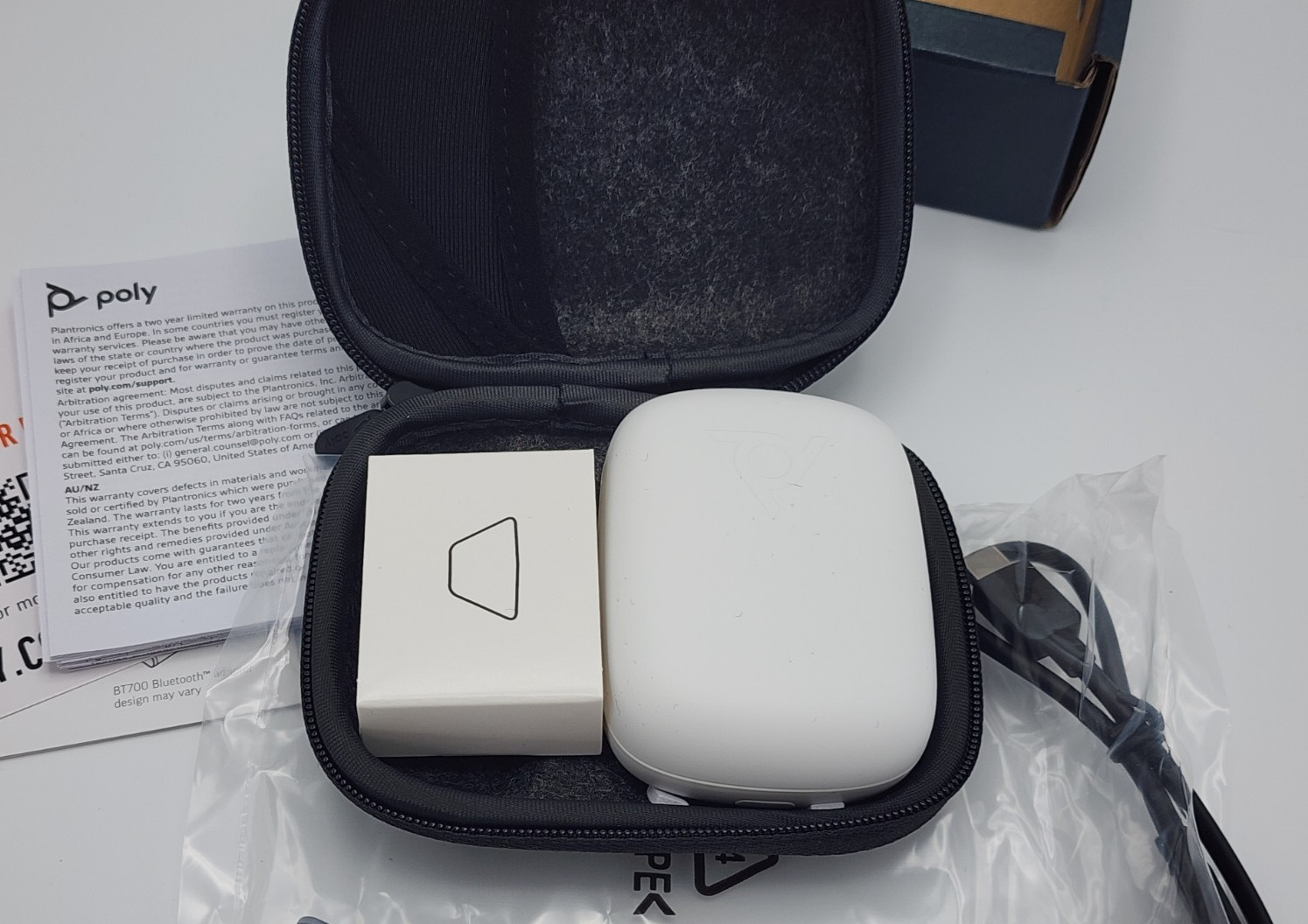 Poly Voyager Free 60 UC Earbuds White Sand & Charge Case (without BT700)