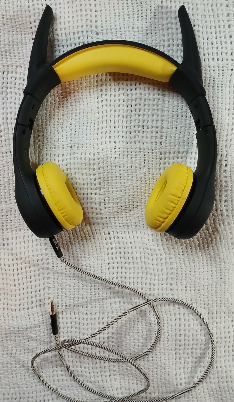 LilGadgets Connect+ Style wired kids’ headphones in black and yellow.