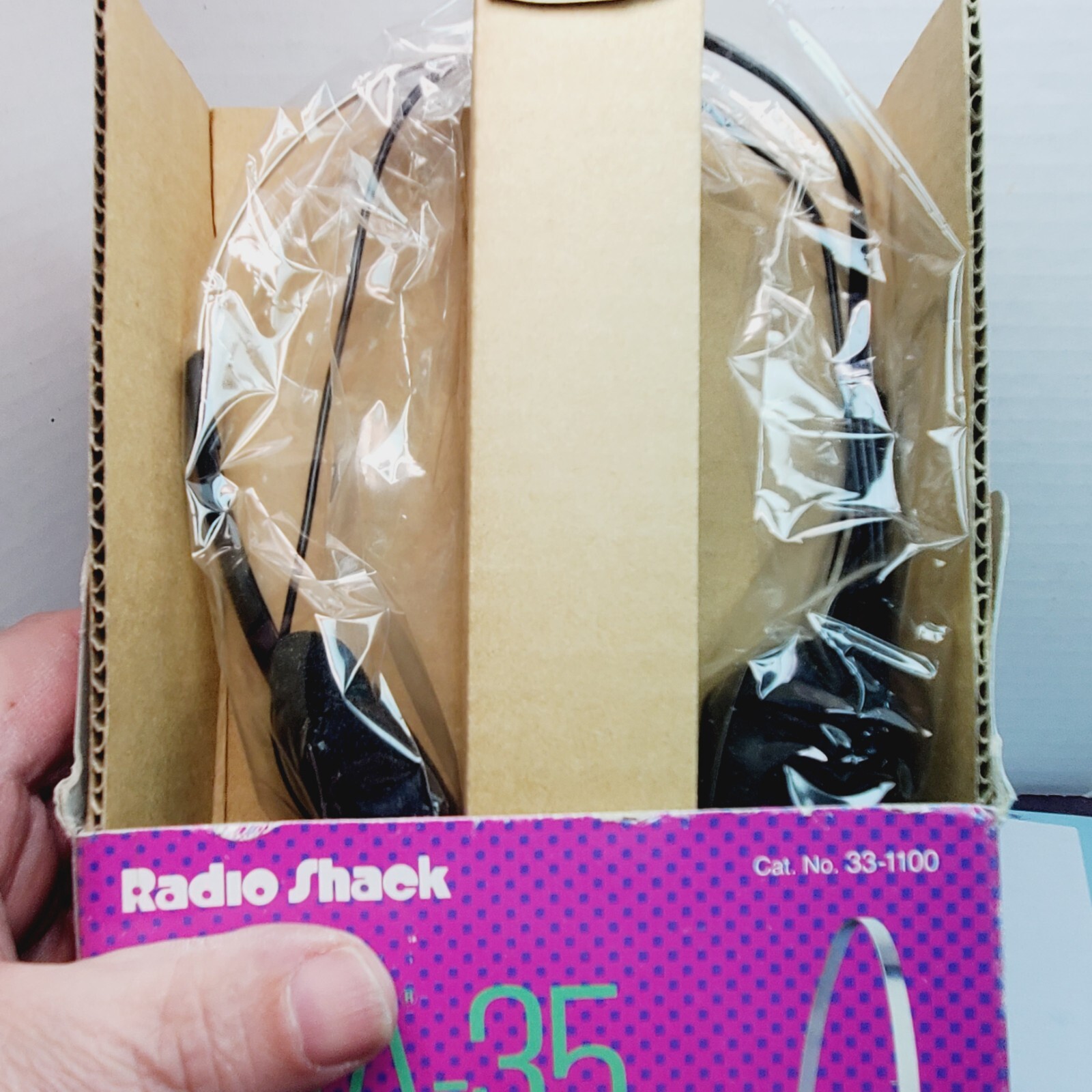 New Radio Shack Nova 35 Lightweight Stereo Headphones 33-1100 Gold Plated 3.5 mm