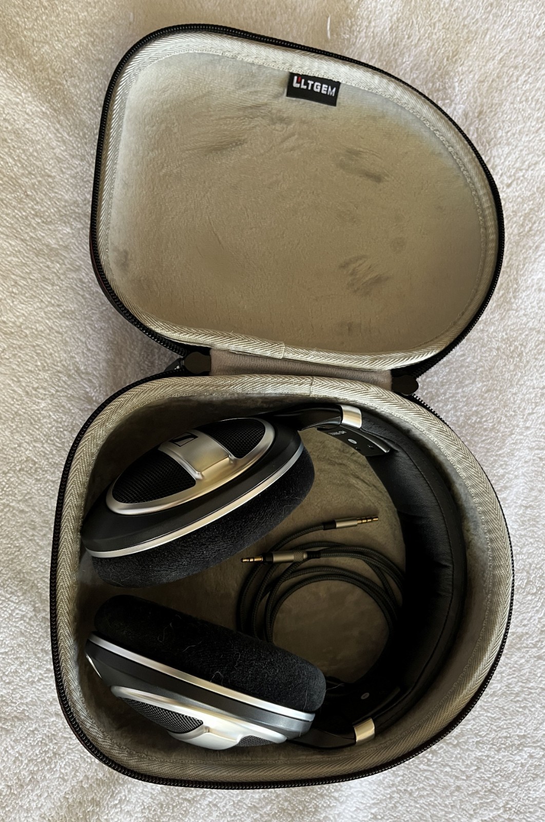 Sennheiser HD 599SE Over-Ear Headphones Black Silver Wired Detachable Cable Case