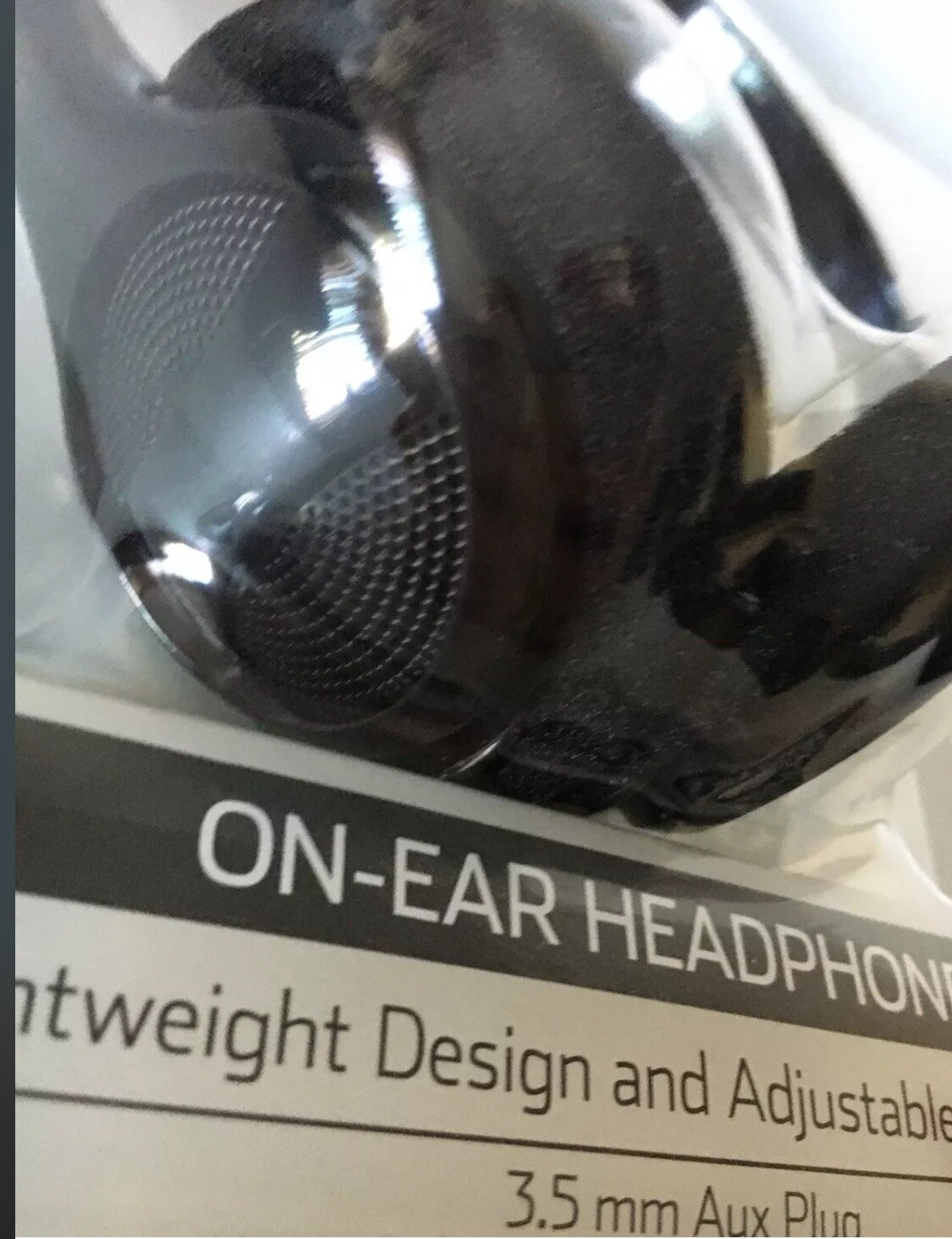 ONN ON EAR 3.5 mm Aux Plug Black Adjustable Headphone New and Sealed 