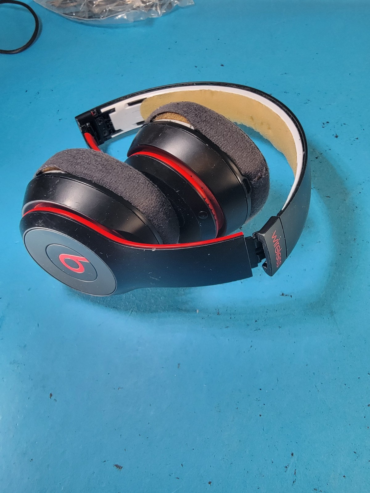 Beats Solo3 Wireless On-Ear Headphones A1796 *missing Cusion