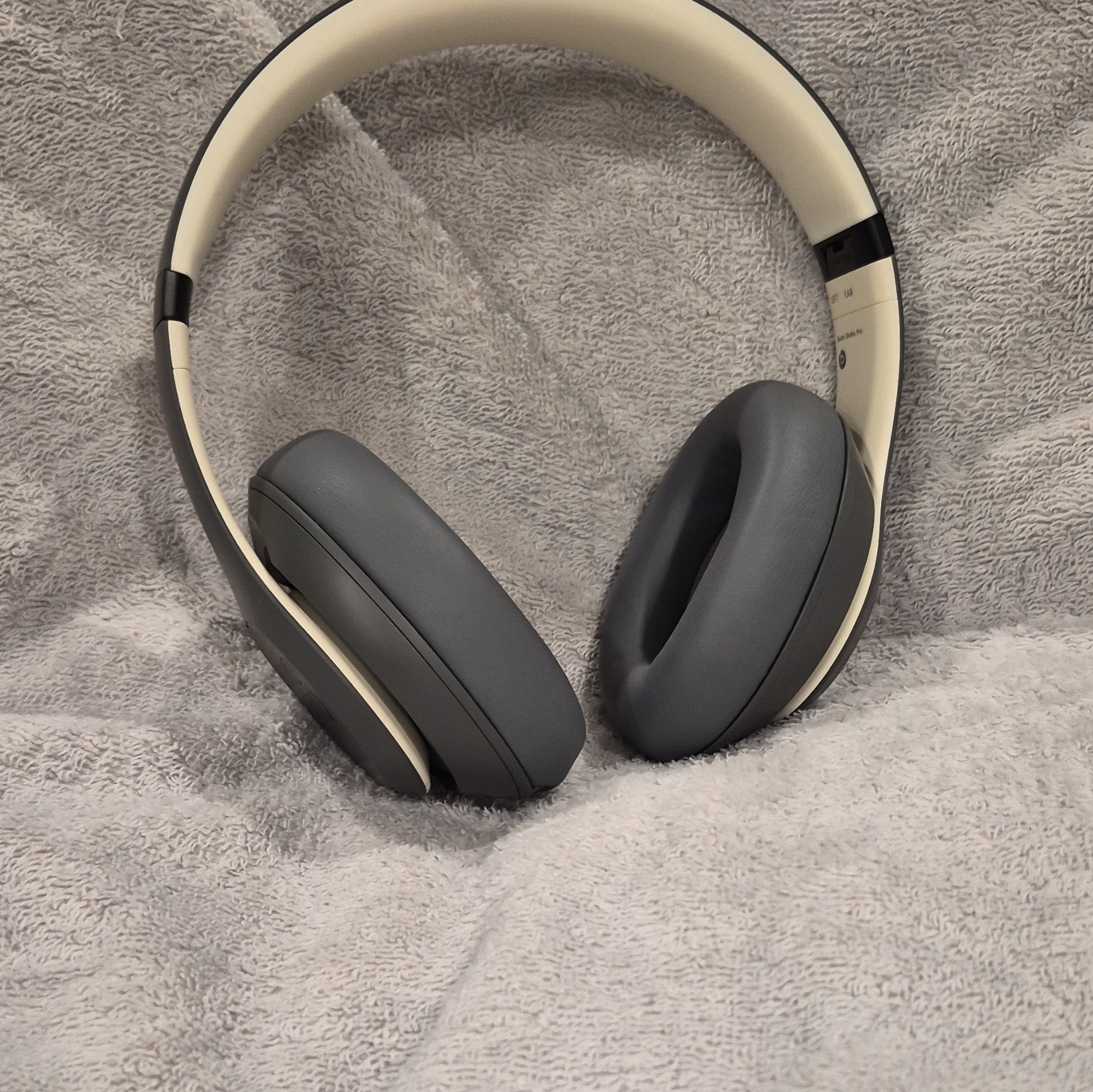 Beats by Dr. Dre Studio Pro Over-Ear Headphones White/Gray Bluetooth USB-C Case