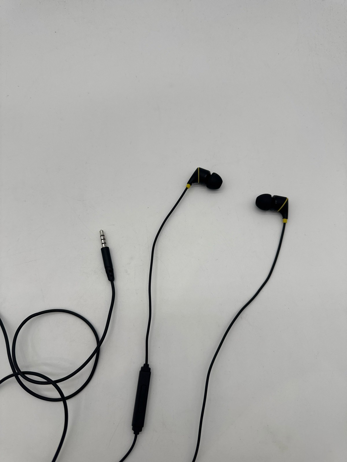 Insignia NS-HP35MM23 Wired In-Ear Headphones 3.5mm Black