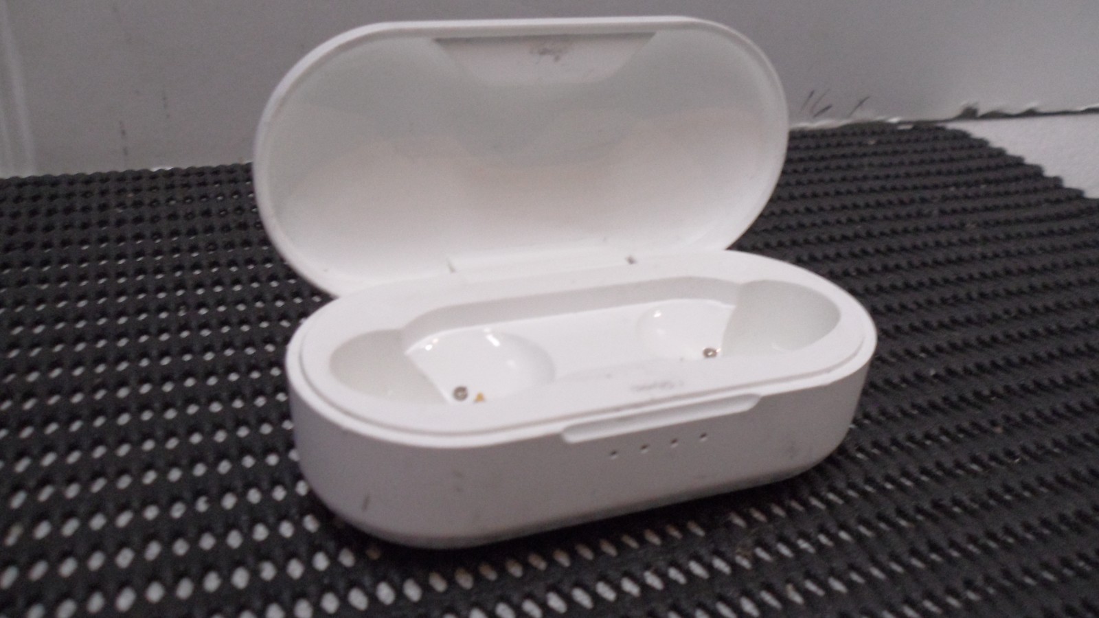 Earfun TW100 True Wireless Earbuds White Bluetooth Charging Case