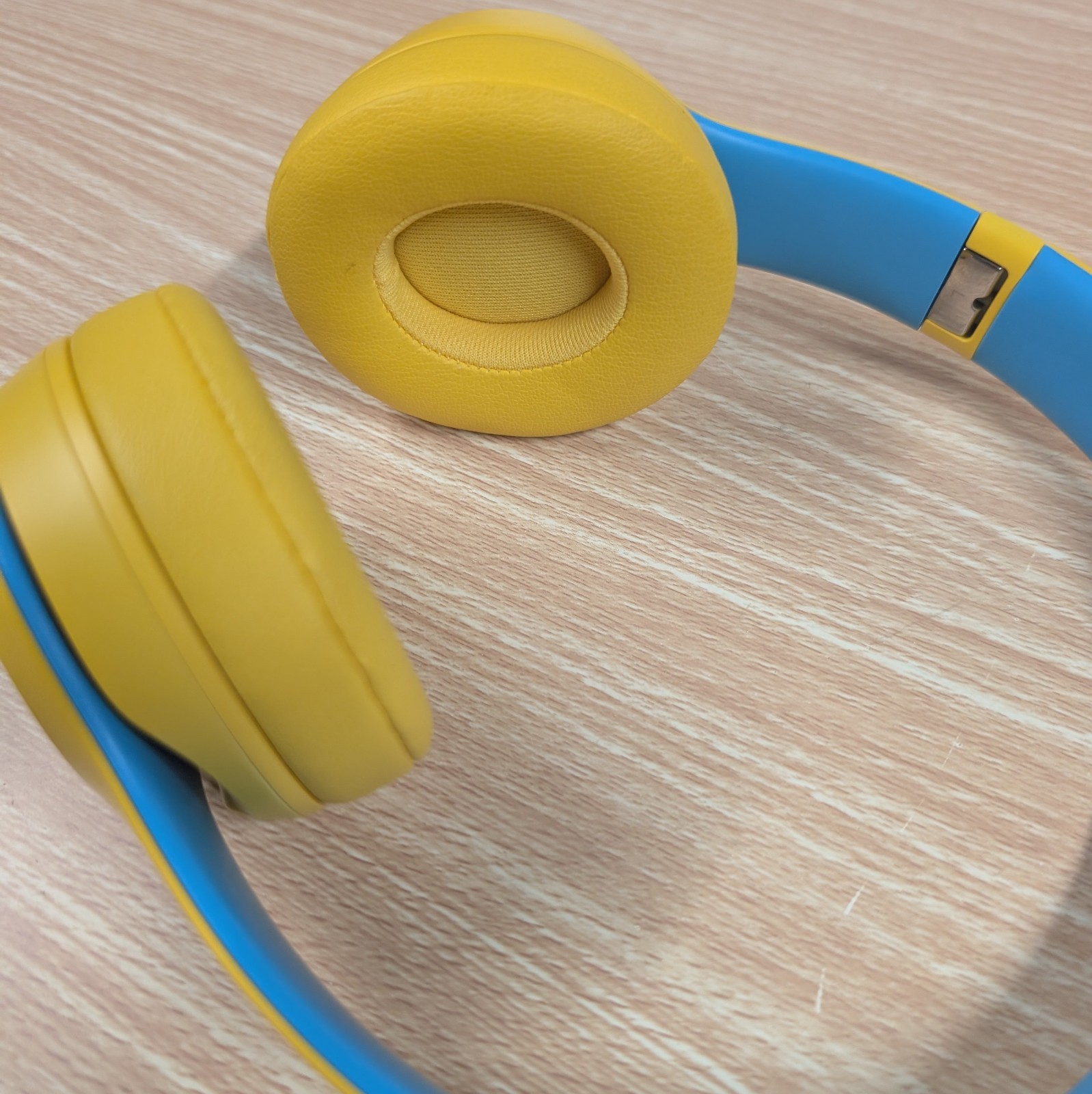 Beats Solo3 Wireless Bluetooth Ltd Edition Club Collection Headphone Yellow Blue