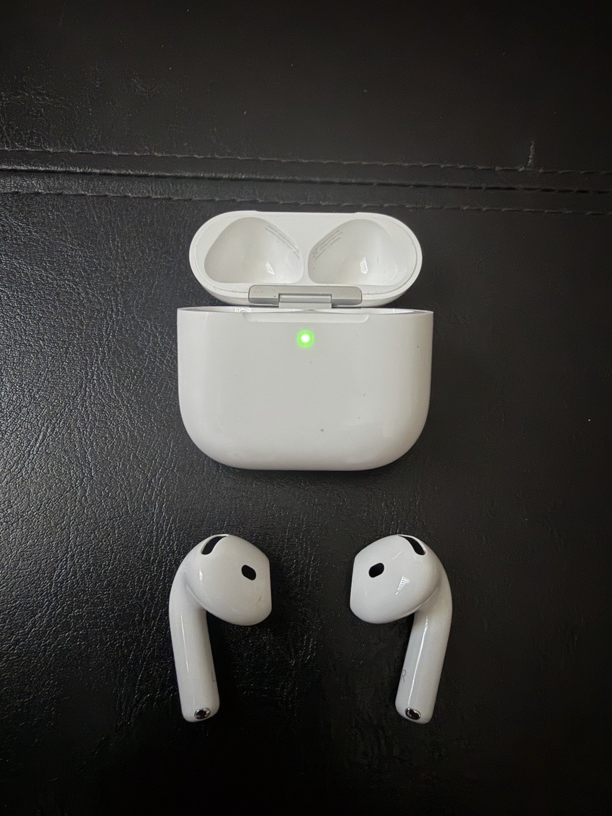 Apple AirPods 4 A3050 Wireless Bluetooth In-Ear Earbuds w/Charging Case White