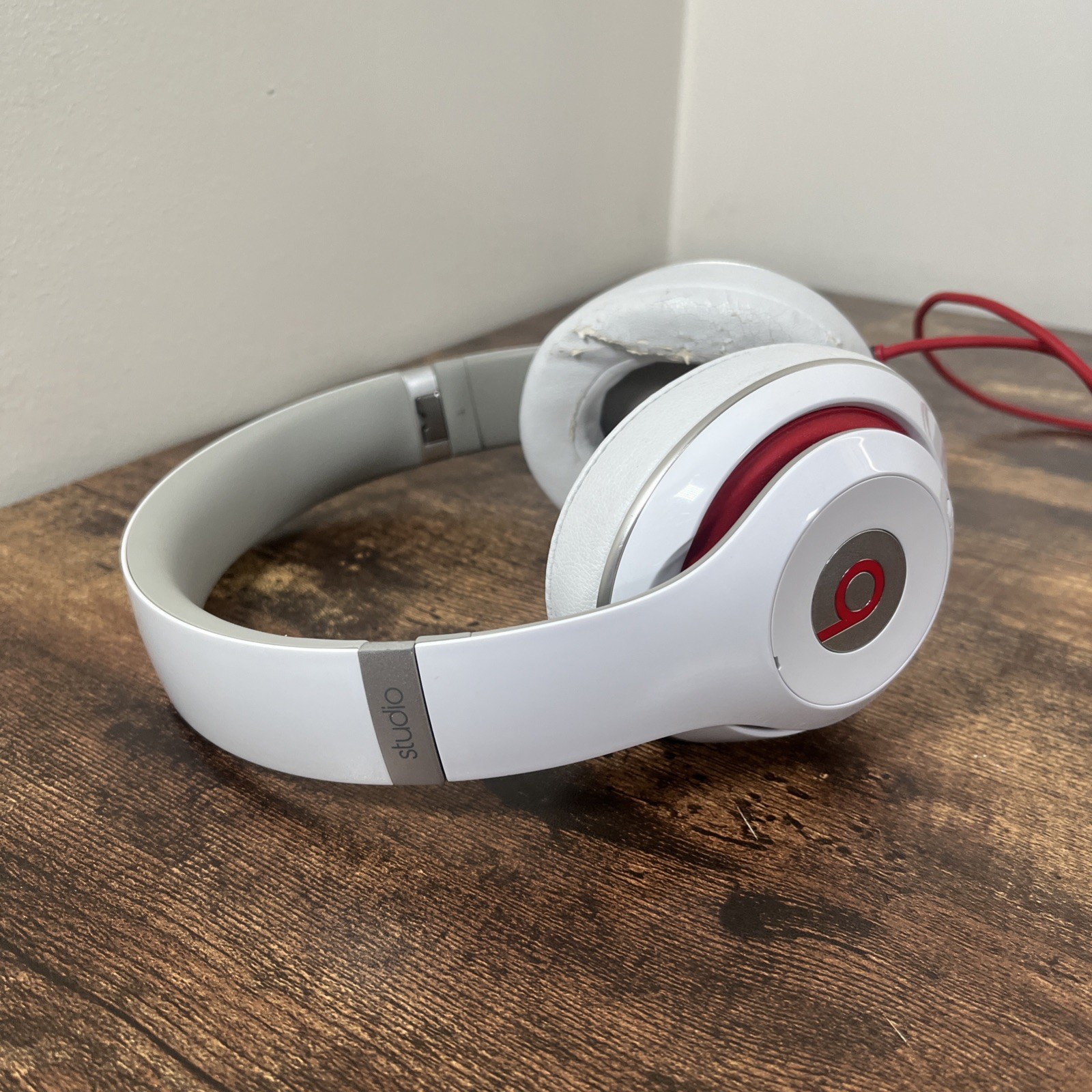 Beats by Dr Dre Studio 2.0 WIRED On-Ear headphones White Needs New Ear Pads