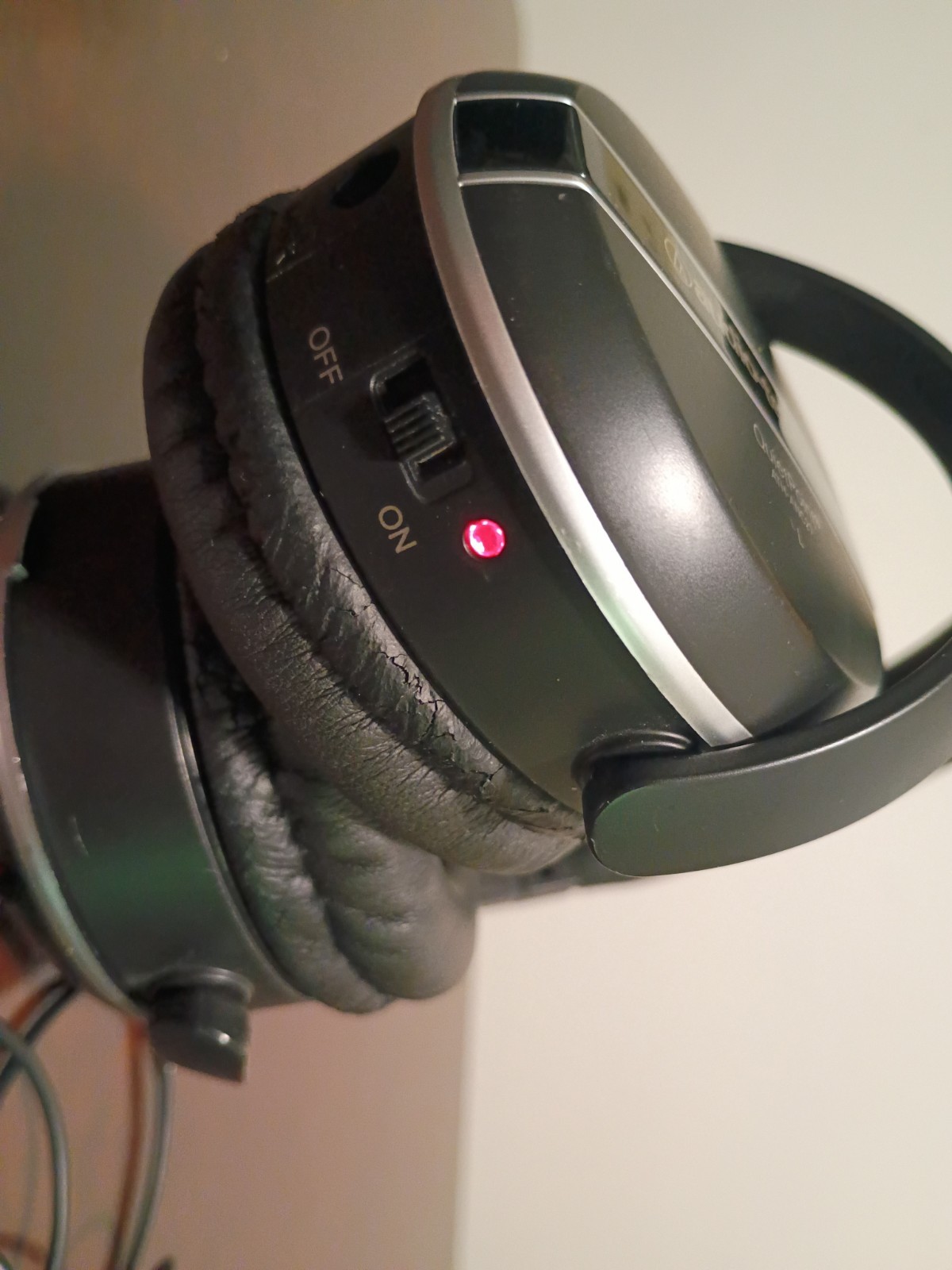 Audio-Technica ATH-ANC27 Noise-Cancelling QuietPoint Headphones