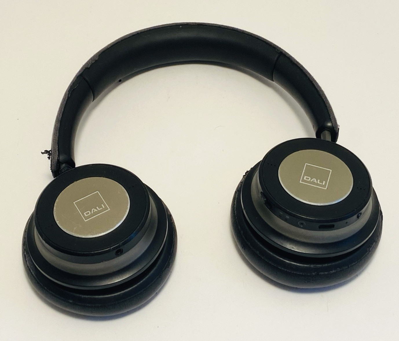 DALI IO-6 Premium Wireless Over The Ear Headphones Black Working