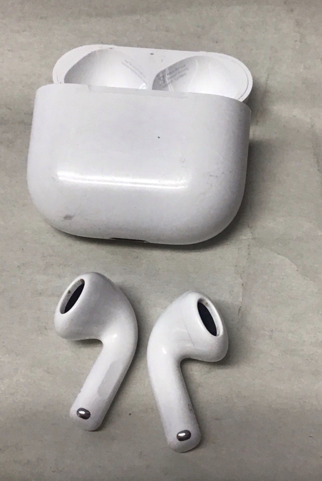 Apple AirPods 4 Earbuds w/ USB-C Case in White A3058, A3050, A3053 *READ *