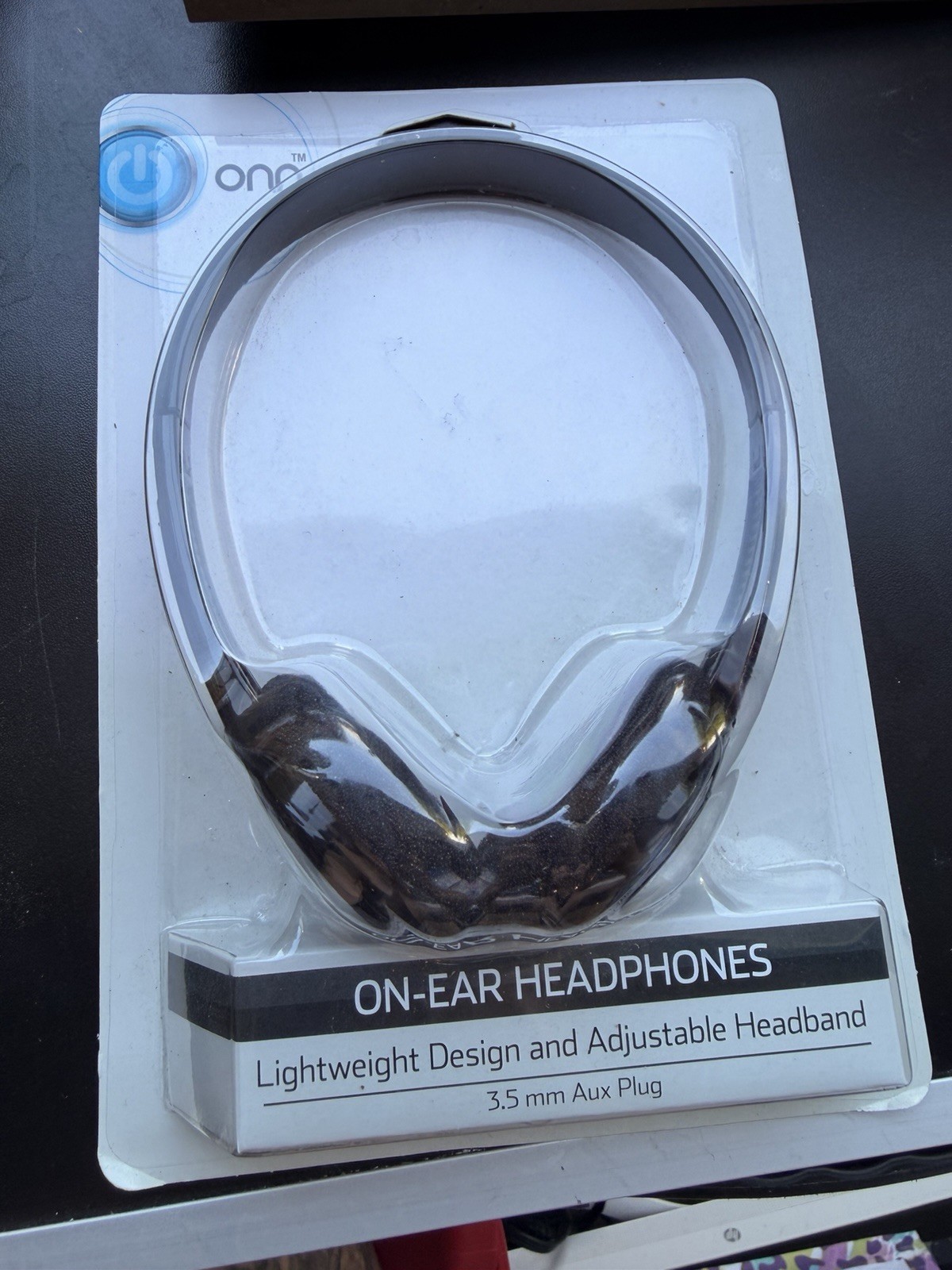 ONN ON EAR 3.5 mm Aux Plug Black Adjustable Headphone New and Sealed 