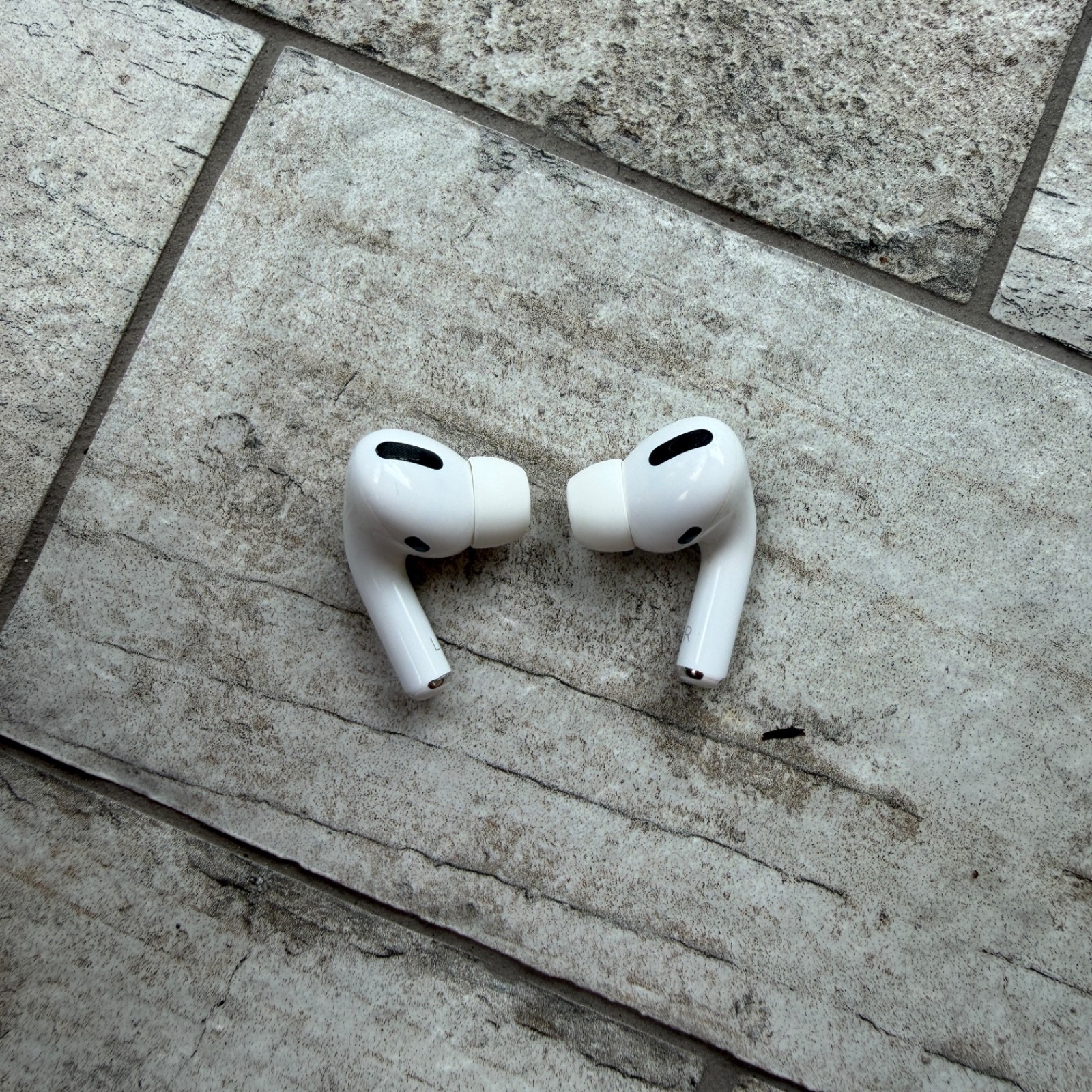 Apple AirPods Pro 1st Gen MWP22AM/A Wireless Charging Case White Earbuds