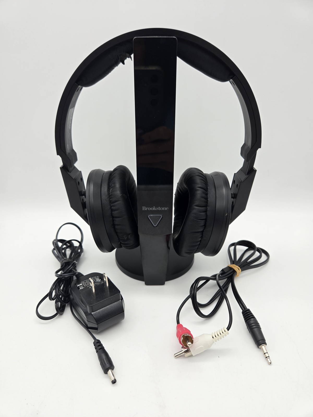 Brookstone 2.4GHz Digital Wireless Headphones Black Model 840048 w/ Stand Cords