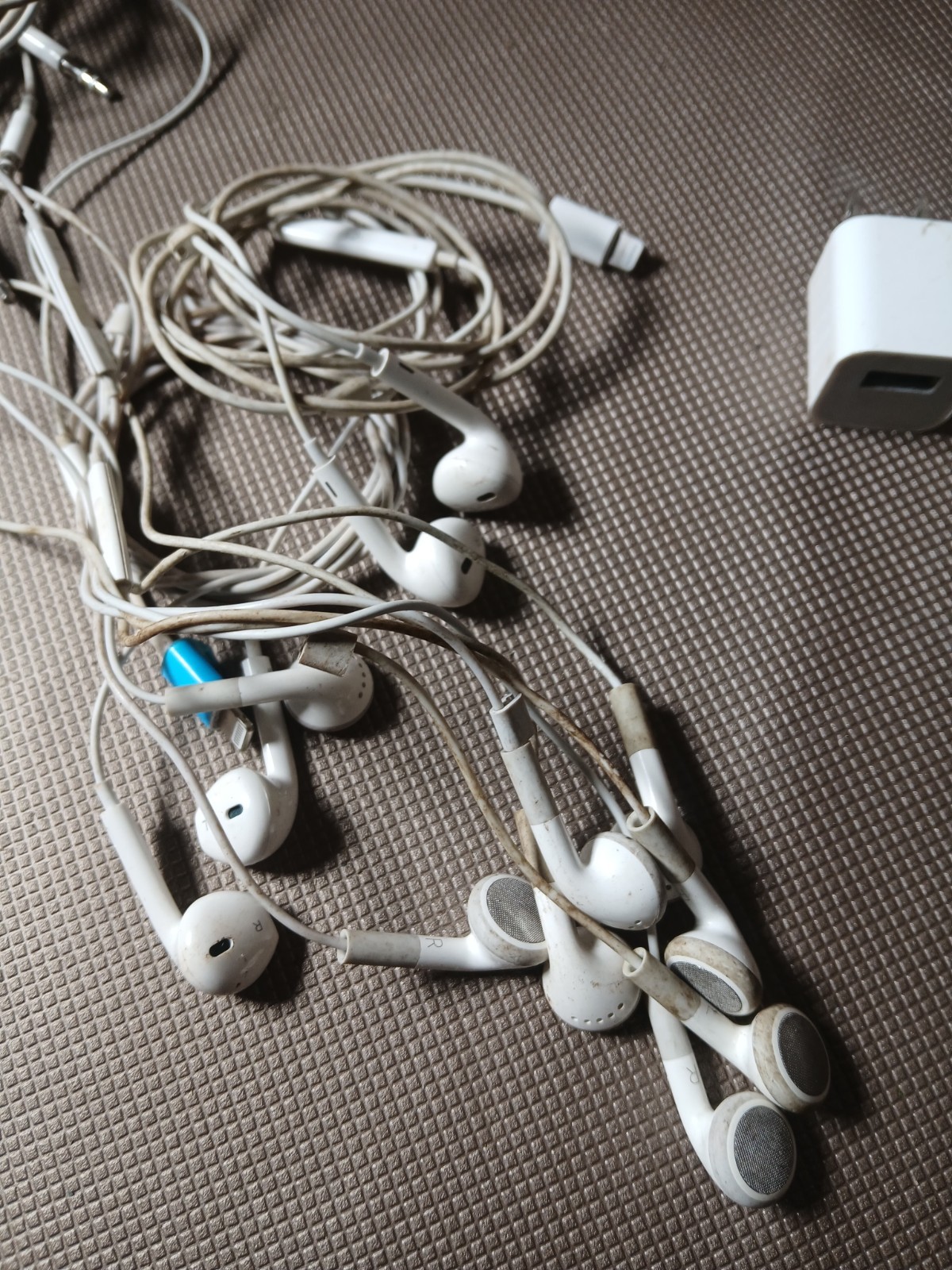 Apple iPad iPod iPhone Wired Earbuds Earpods 3.5mm AUX Headphone Jack Lightning