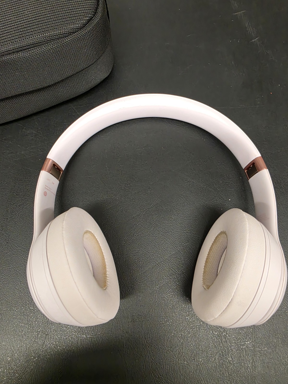 Beats Solo 4 Bluetooth Wireless On-Ear Headphones – Cloud Pink – MUW33LL/A