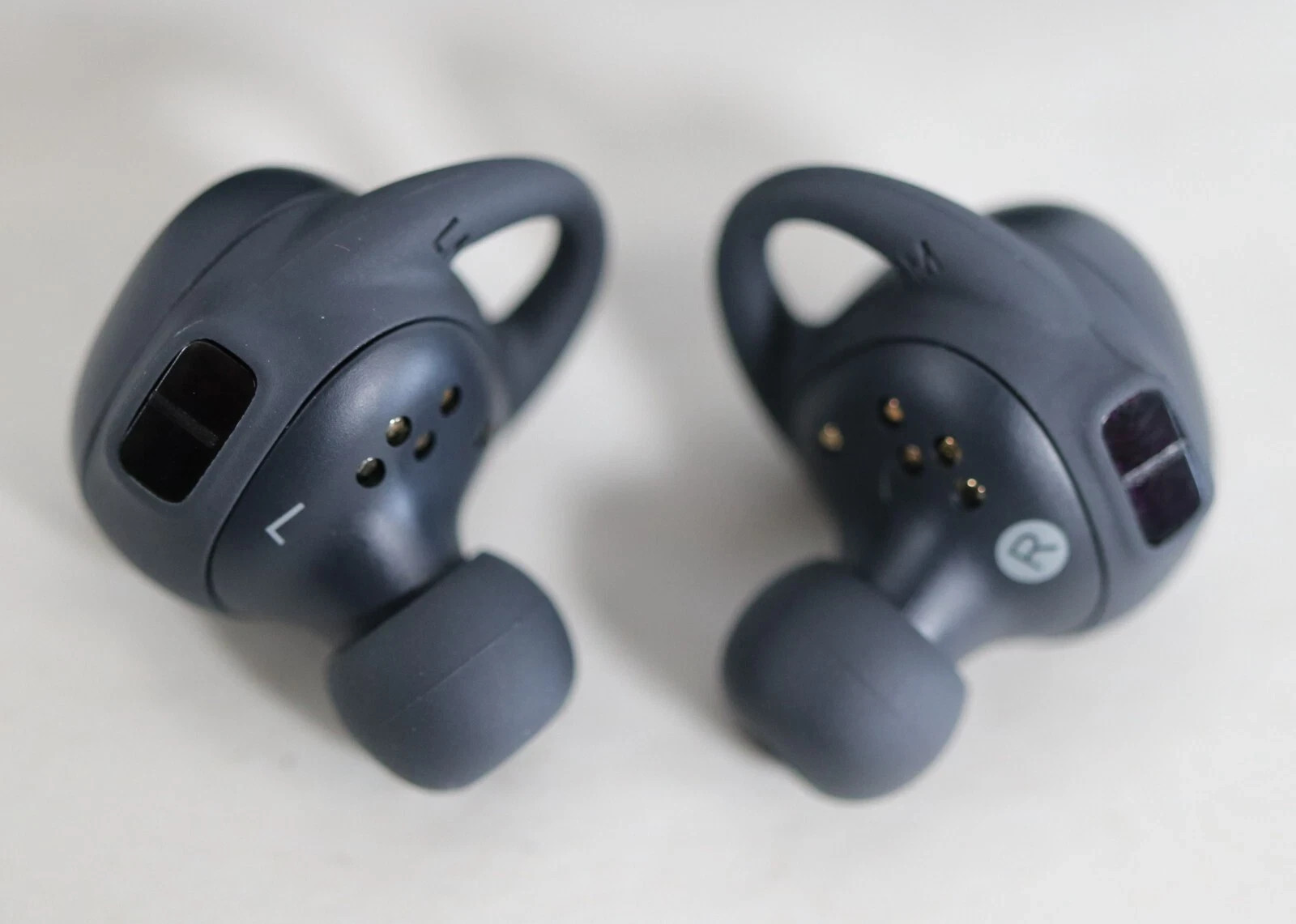 Samsung Gear IconX Wireless SM-R150 Bluetooth Earbuds Black – Tested and Working