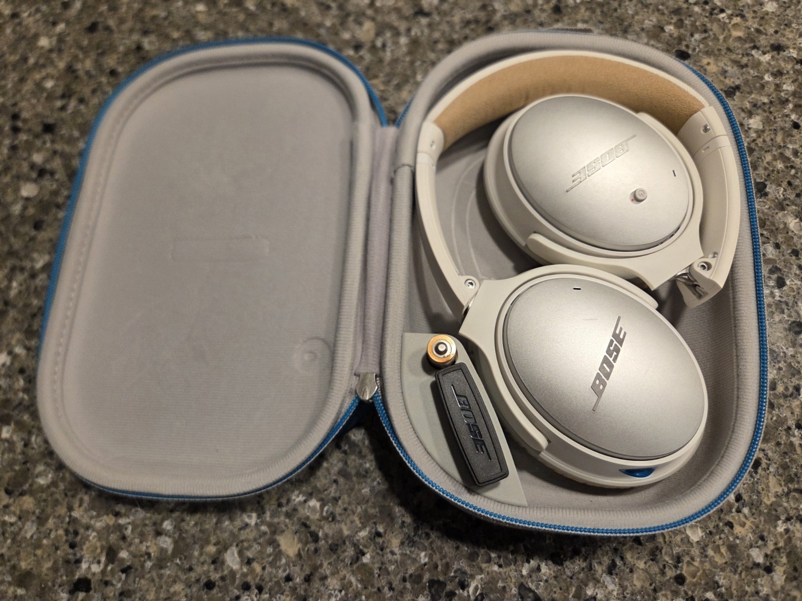 White Bose QC25 QuietComfort 25 Wired Headphones Excellent Condition.
