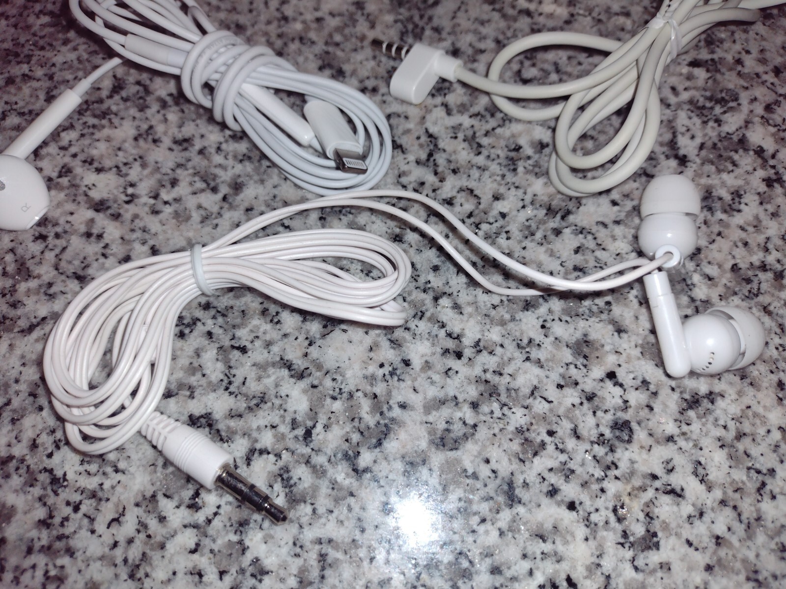Apple iPod Remote & 2 Pair of Earphones w/Different Style Corded Jacks M9128G/A