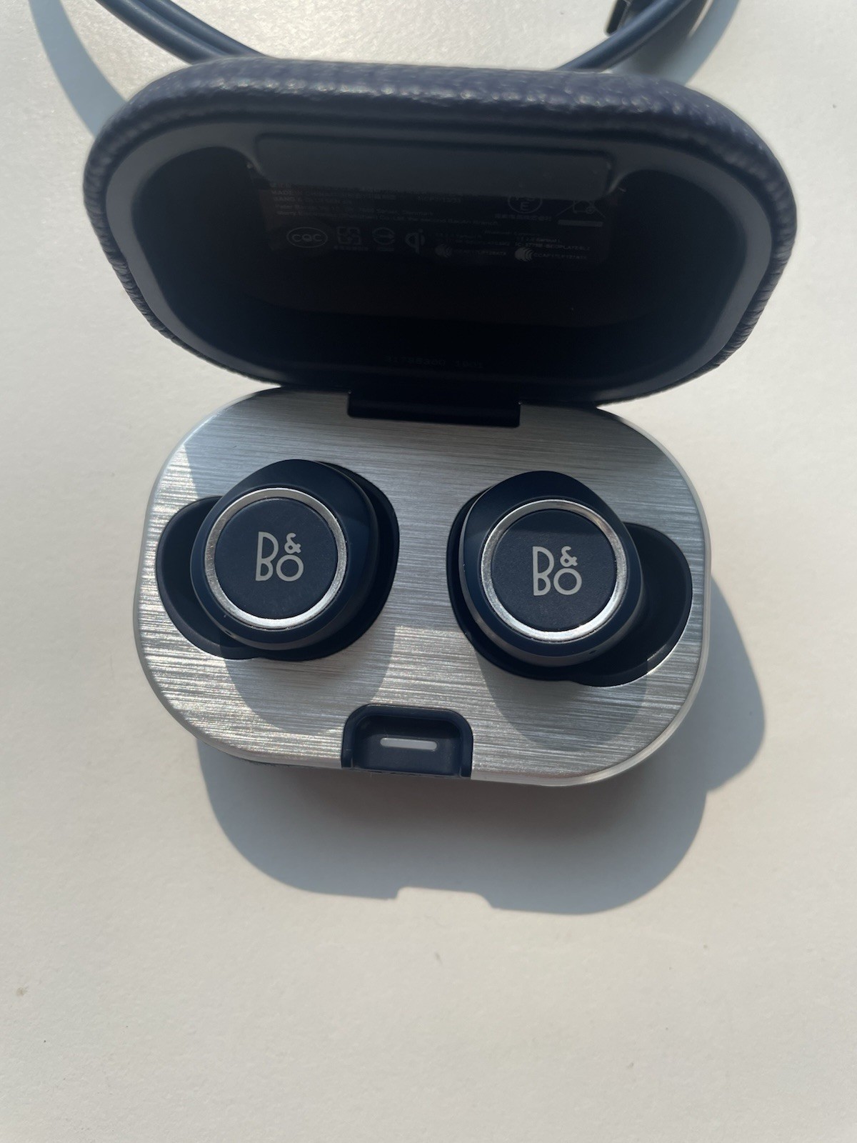 Bang & Olufsen Beoplay E8 2.0 True Wireless Earbuds – Navy Blue Leather Case