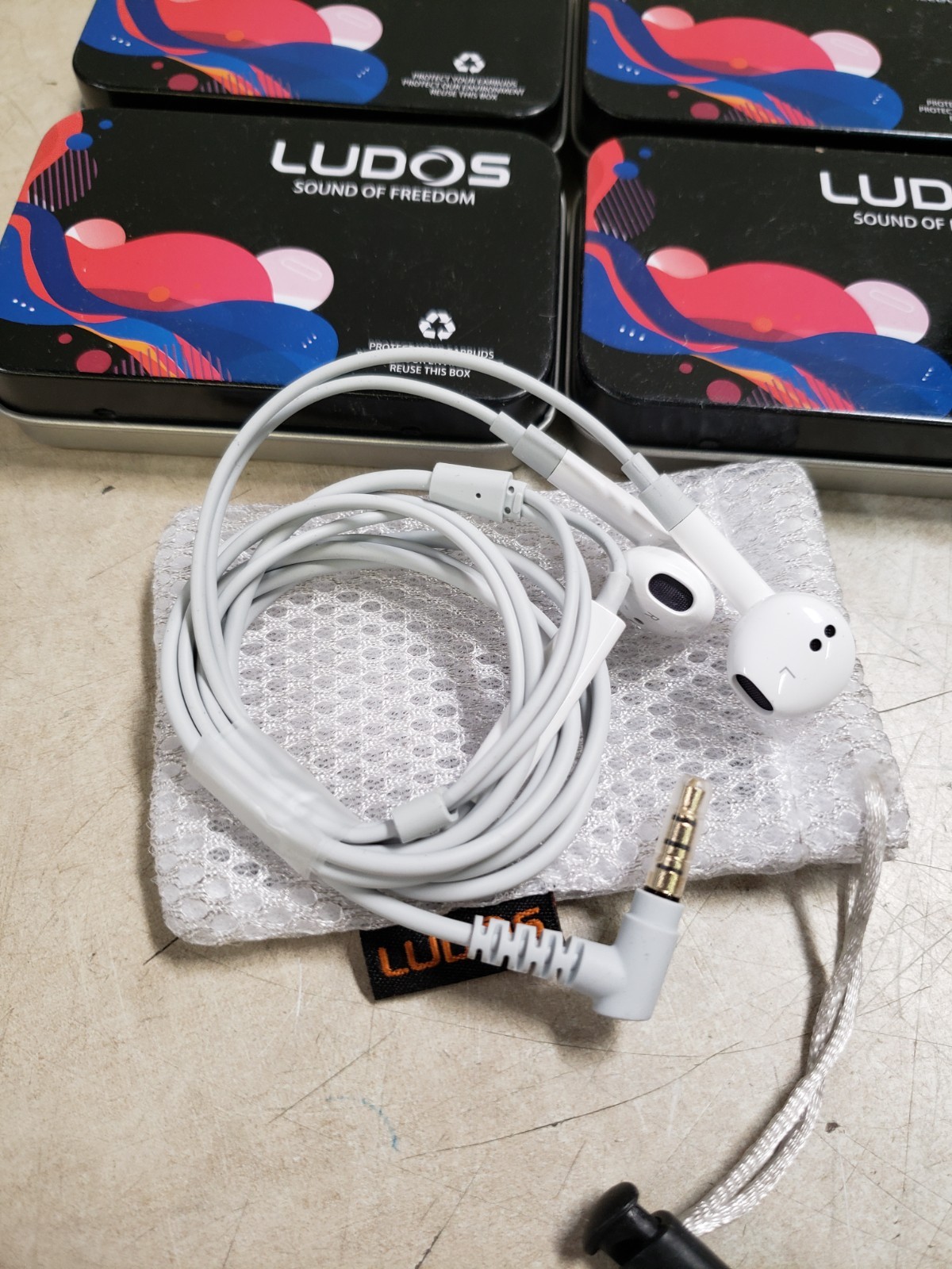 Lot of 4 – LUDOS FEROX Wired Earbuds in-Ear Headphones – White