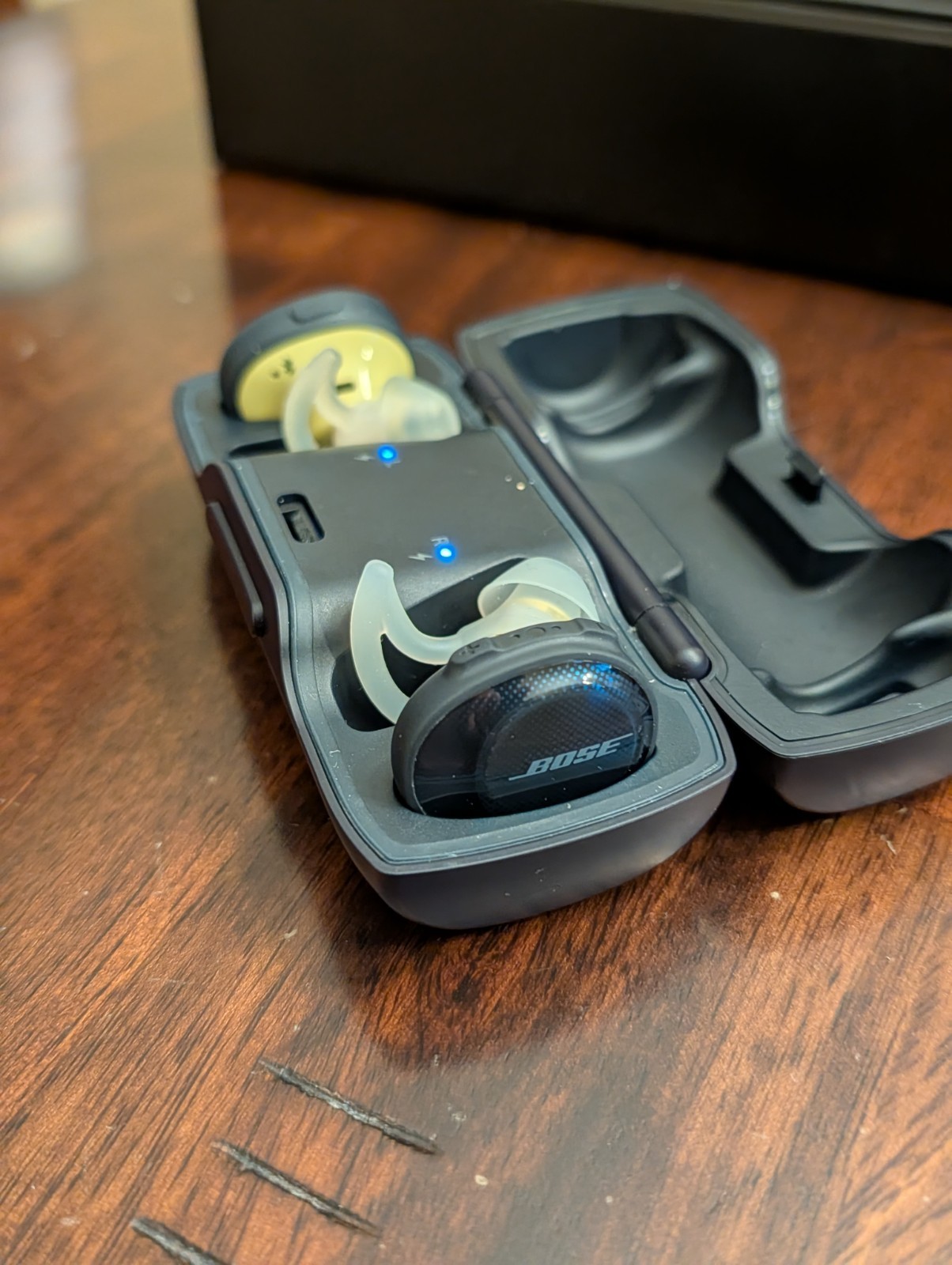 Bose SoundSport Free Wireless Black Headphones w/ case BAD LEFT EARBUD