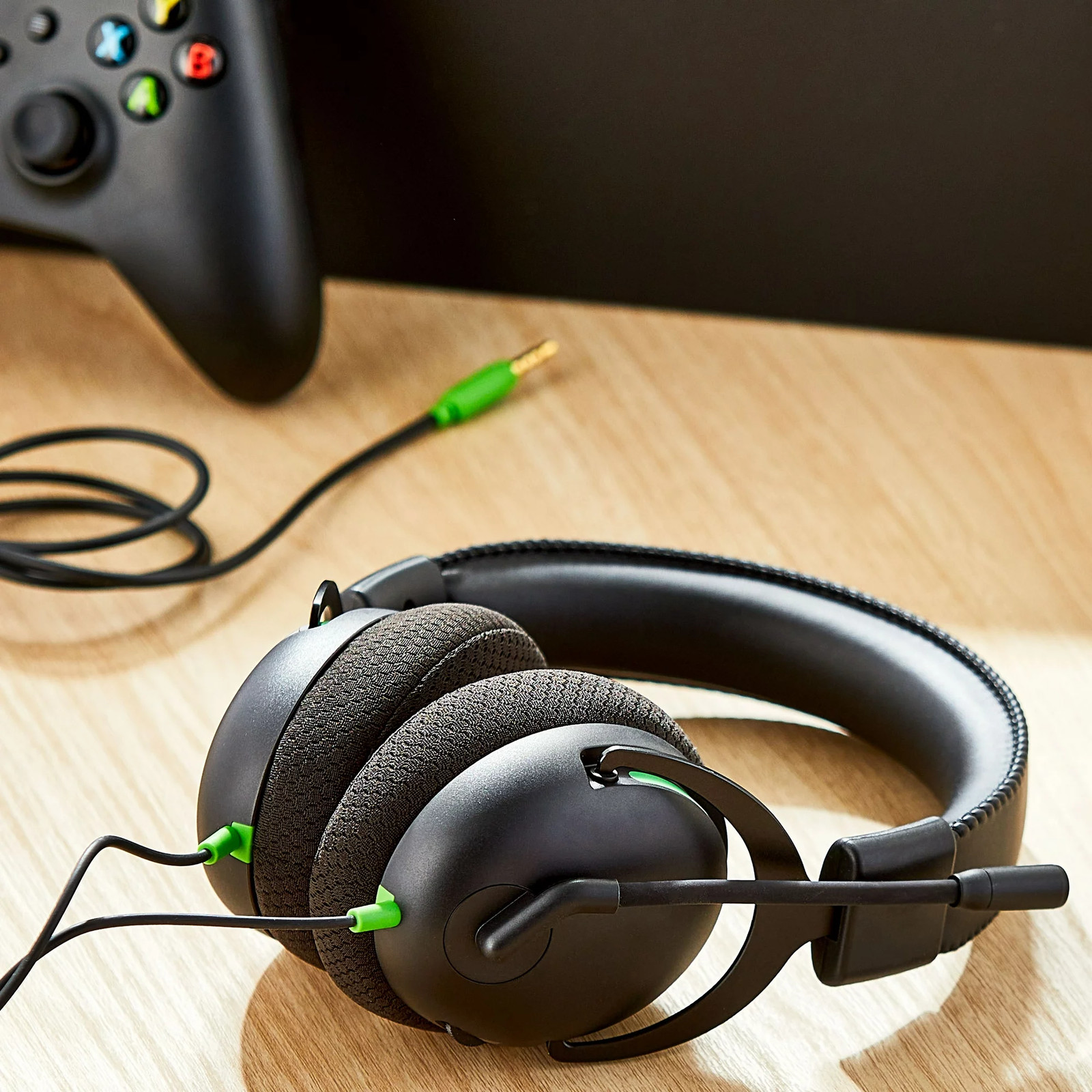 onn. WD96 Xbox Wired Video Gaming Headset with 3.5mm Connector, Flip-to-Mute