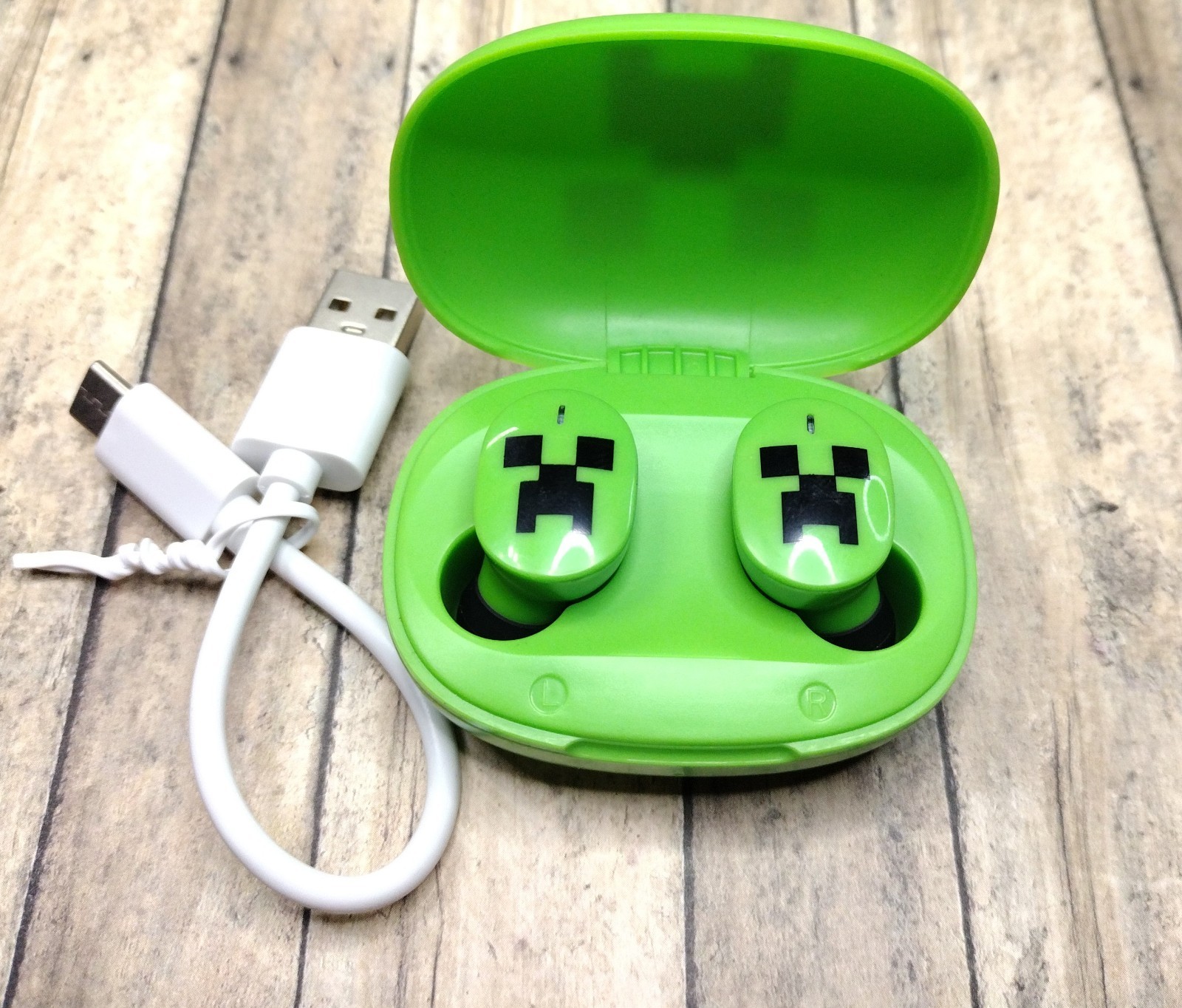 eKids Minecraft Wireless Earbuds Green with Charger and USB Cable Xi-B18MX EXv24
