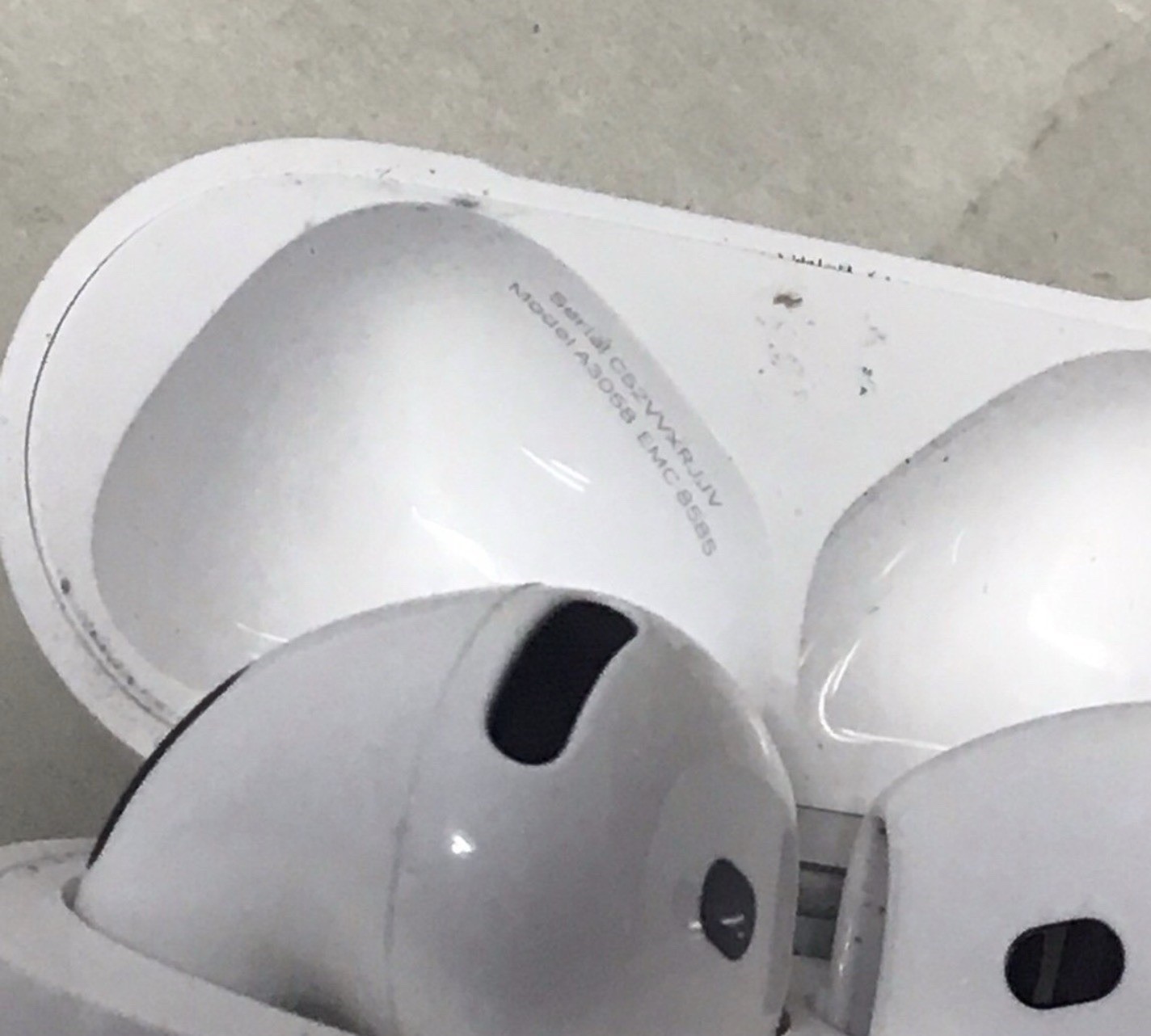 Apple AirPods 4 Earbuds w/ USB-C Case in White A3058, A3050, A3053 *READ *